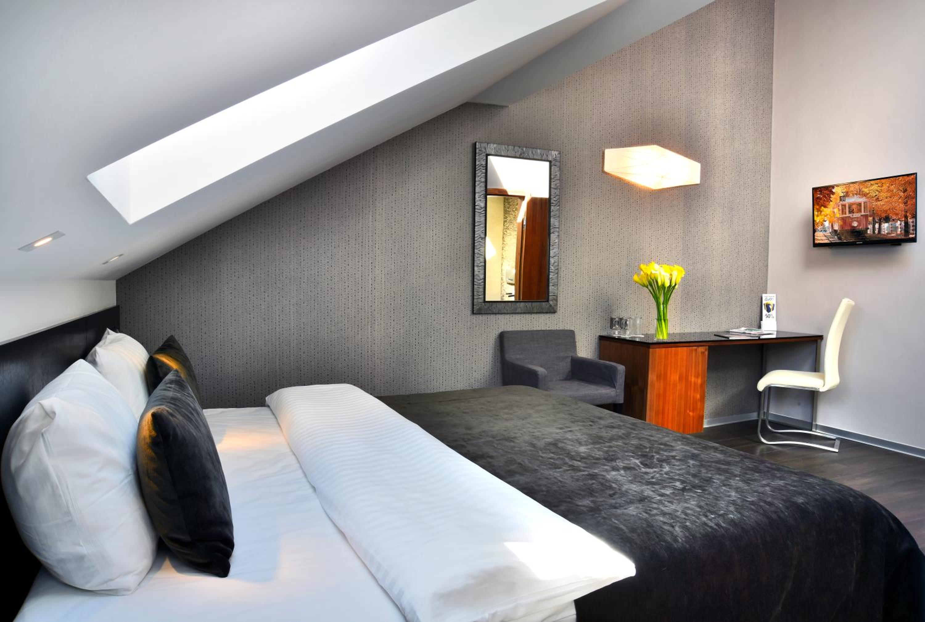 Deluxe Double Room with Extra Bed thumbnail 5