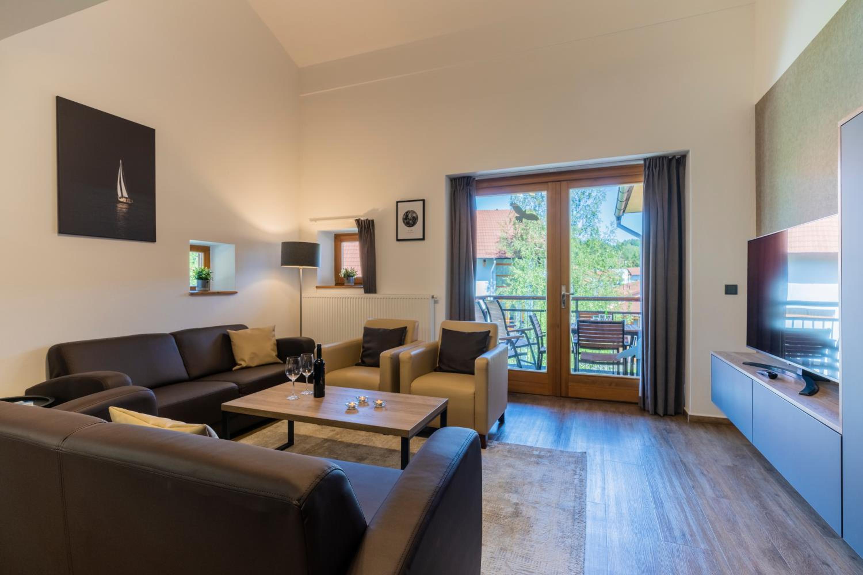 Three-Bedroom Apartment with View photo 2