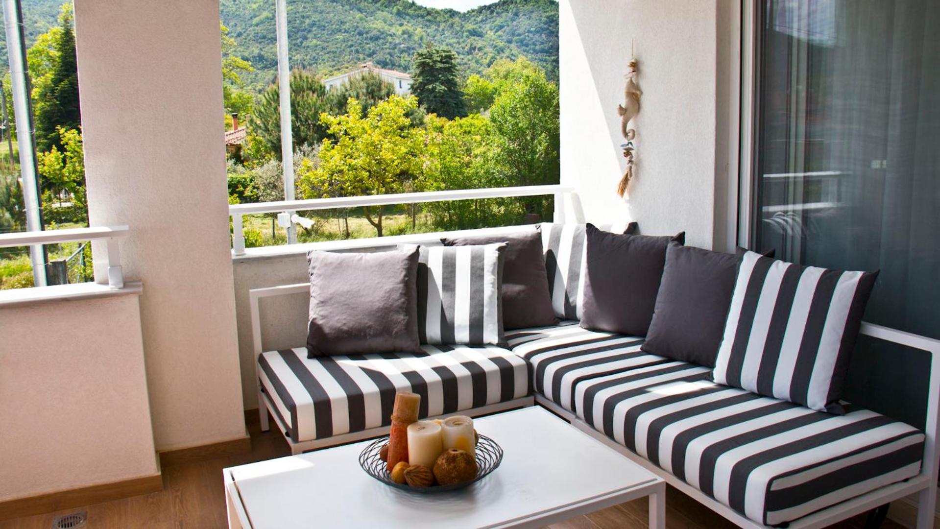 Apartment with Balcony - Photo 5