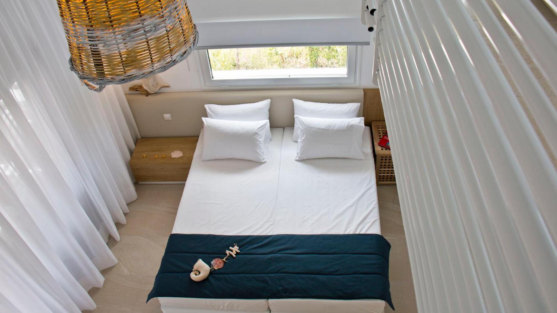 Apartment with Balcony - Photo 13