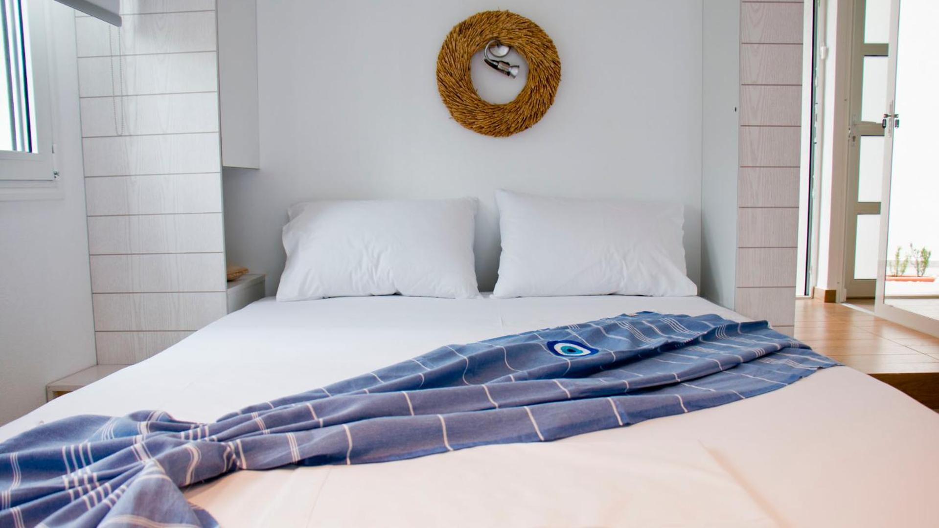Studio Apartment - Photo 1