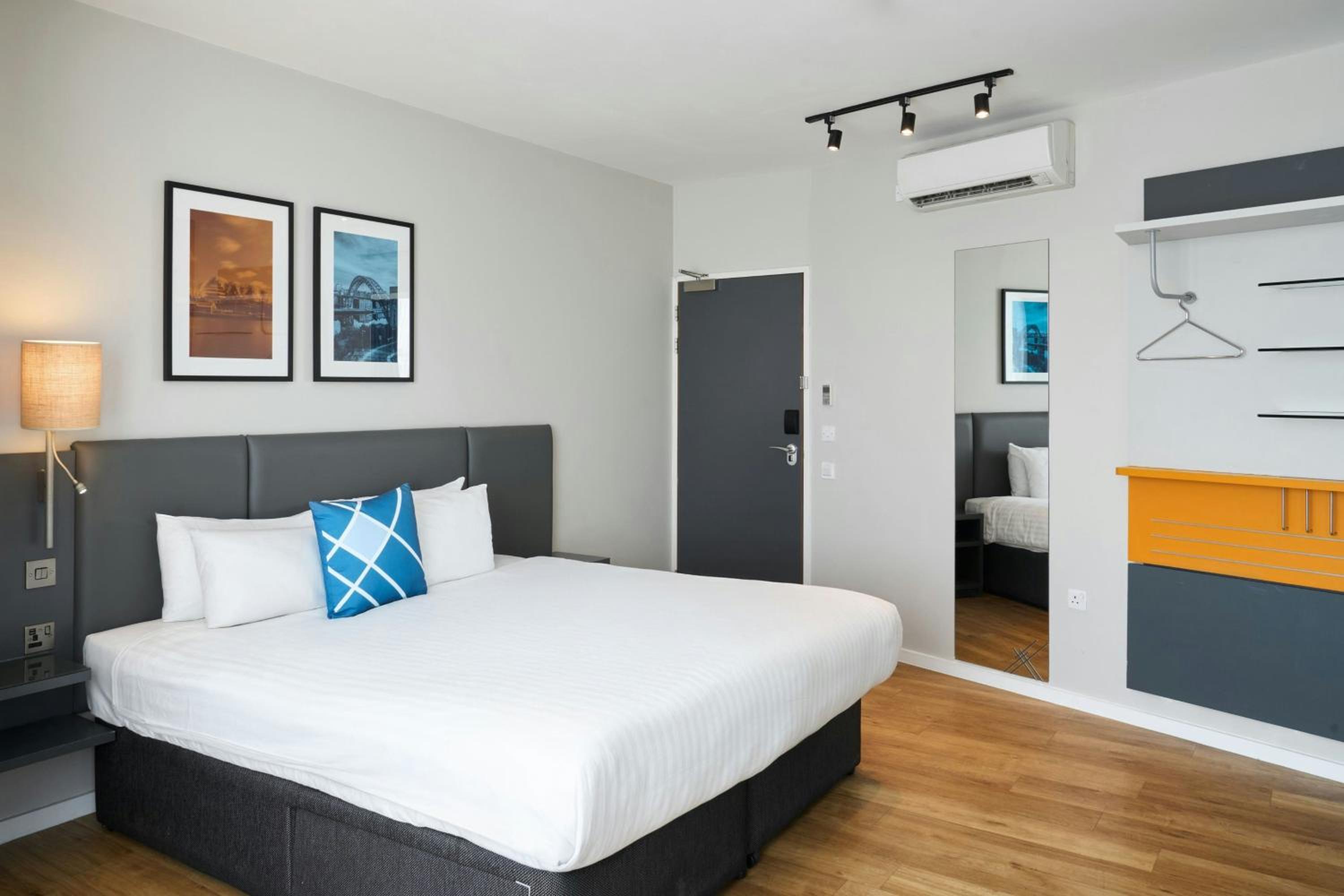 Larger King Room - Photo 4