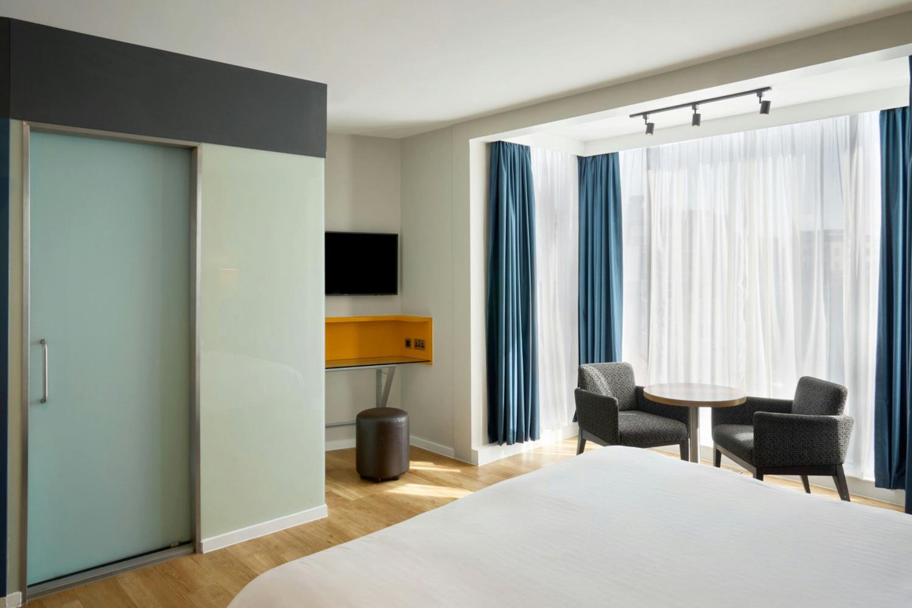 Larger King Room - Photo 2