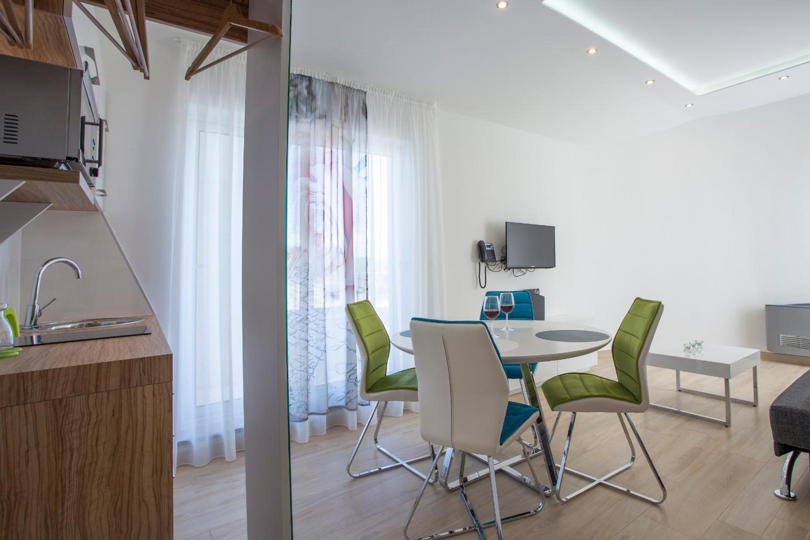 One-Bedroom Apartment with Sea View photo 2