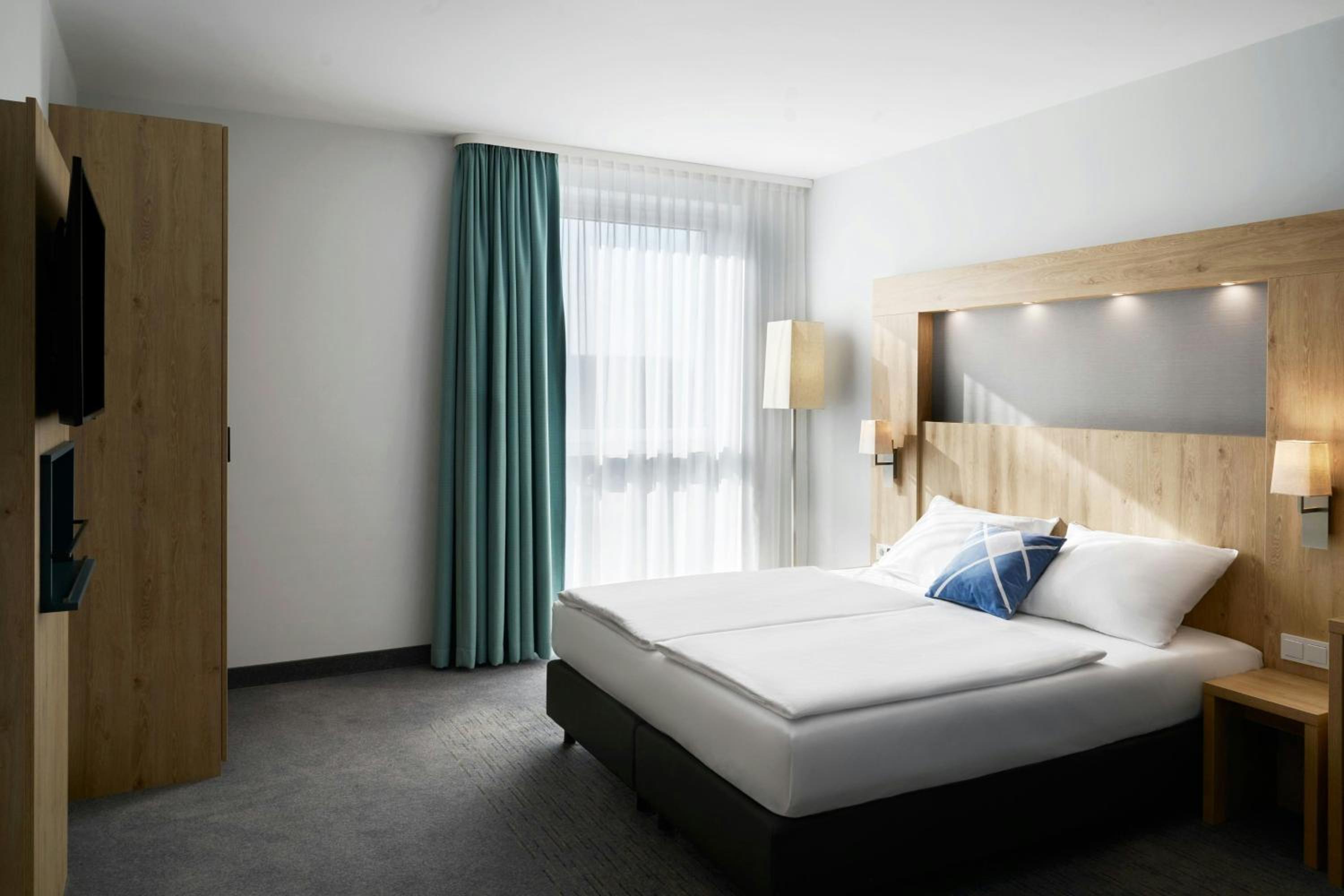 Standard King Room with Street View - Photo 6