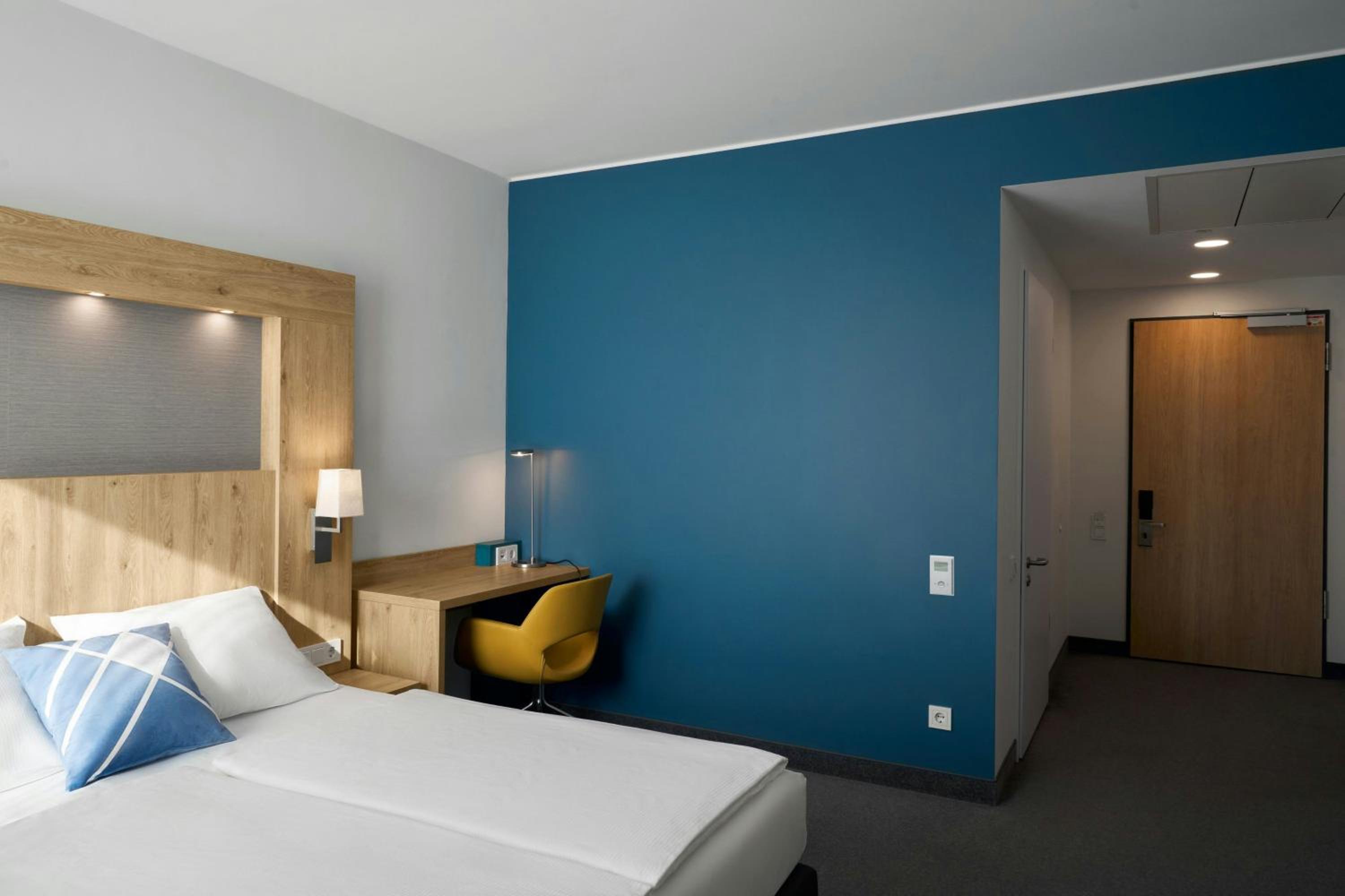 Standard King Room with Street View - Photo 8