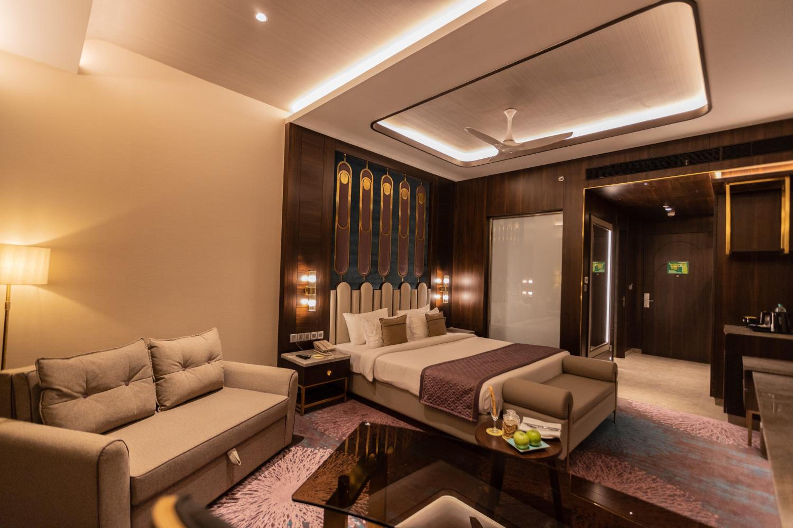 Premier Plus Room with Balcony and 15% Discount on Food and Soft Beverages , SPA , Saloon and Laundry(only washing and Ironing) photo 2