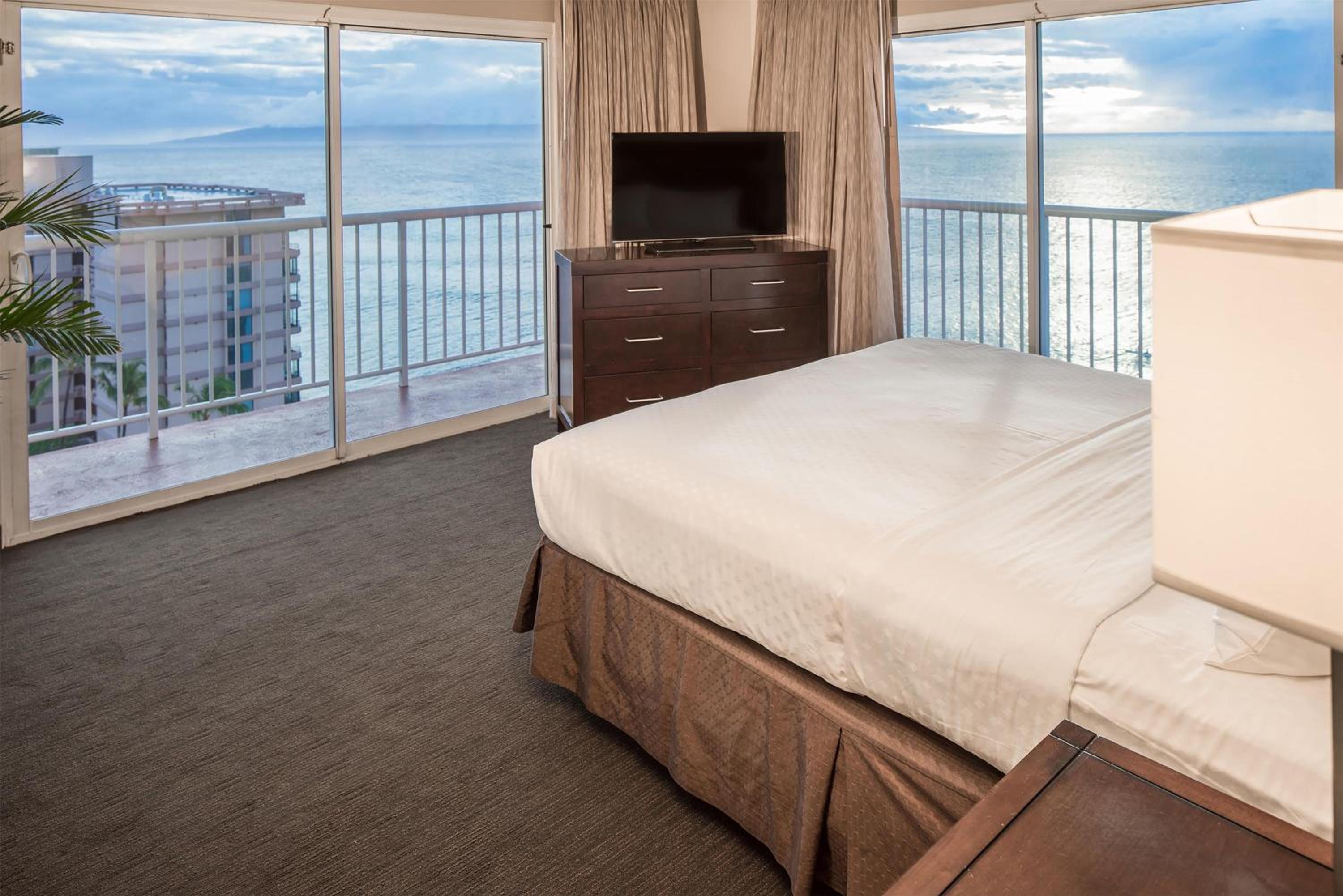 One-Bedroom King Suite with Balcony and Panoramic Ocean View