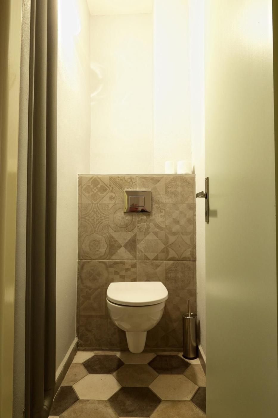 Family Room with Shared Bathroom photo 3