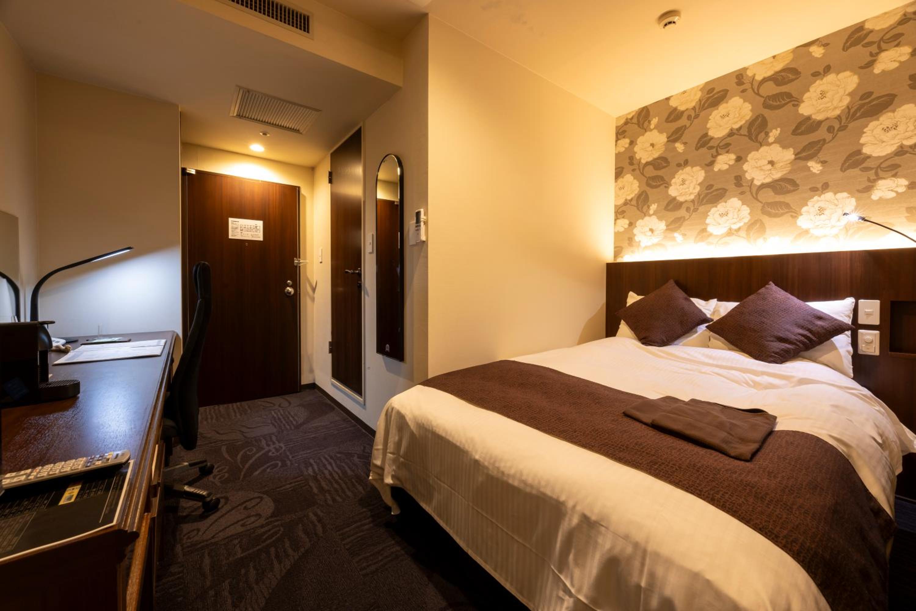 Business Double Room with Shower - Non-Smoking photo 2