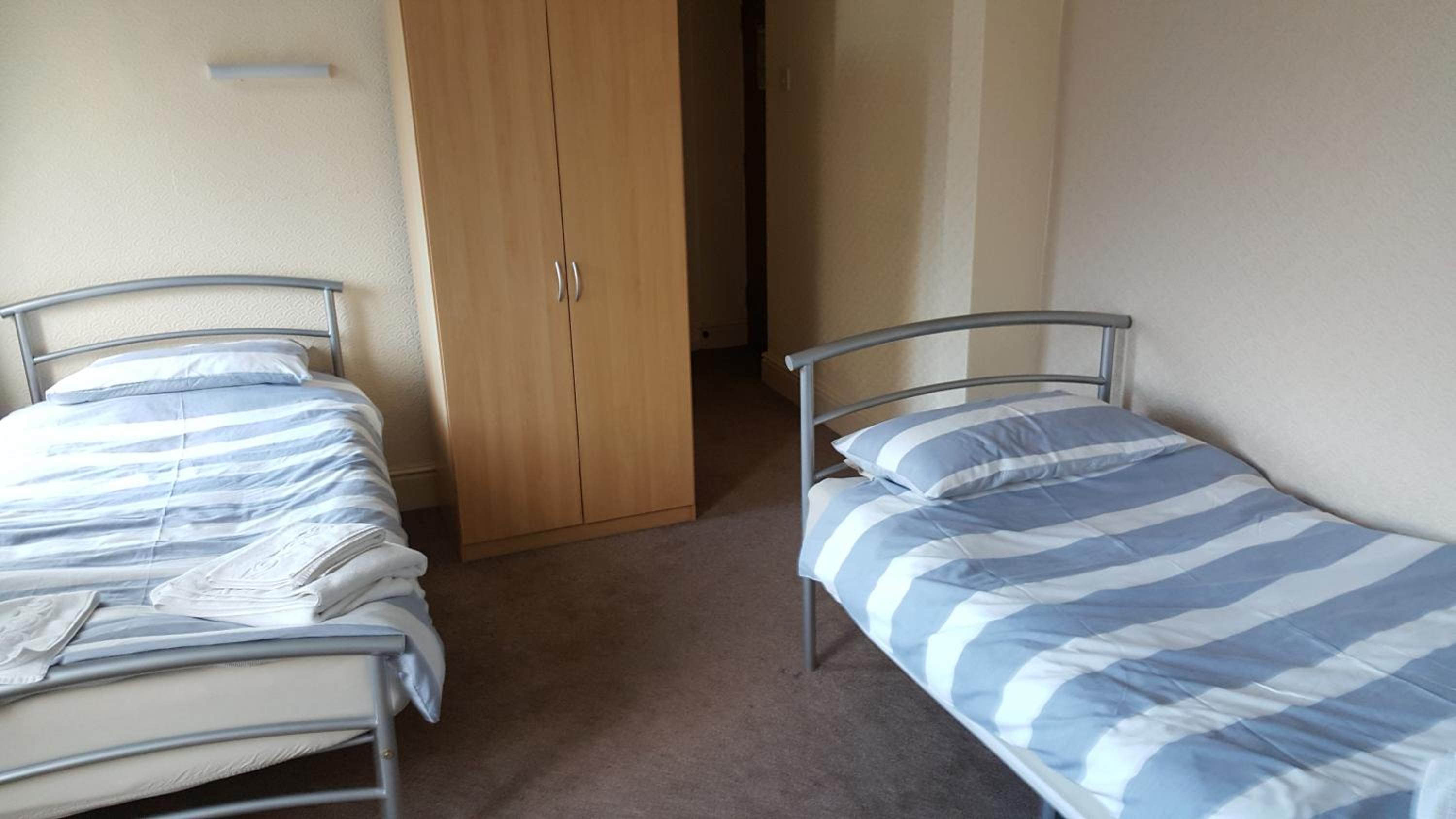 Budget Twin Room - Photo 2