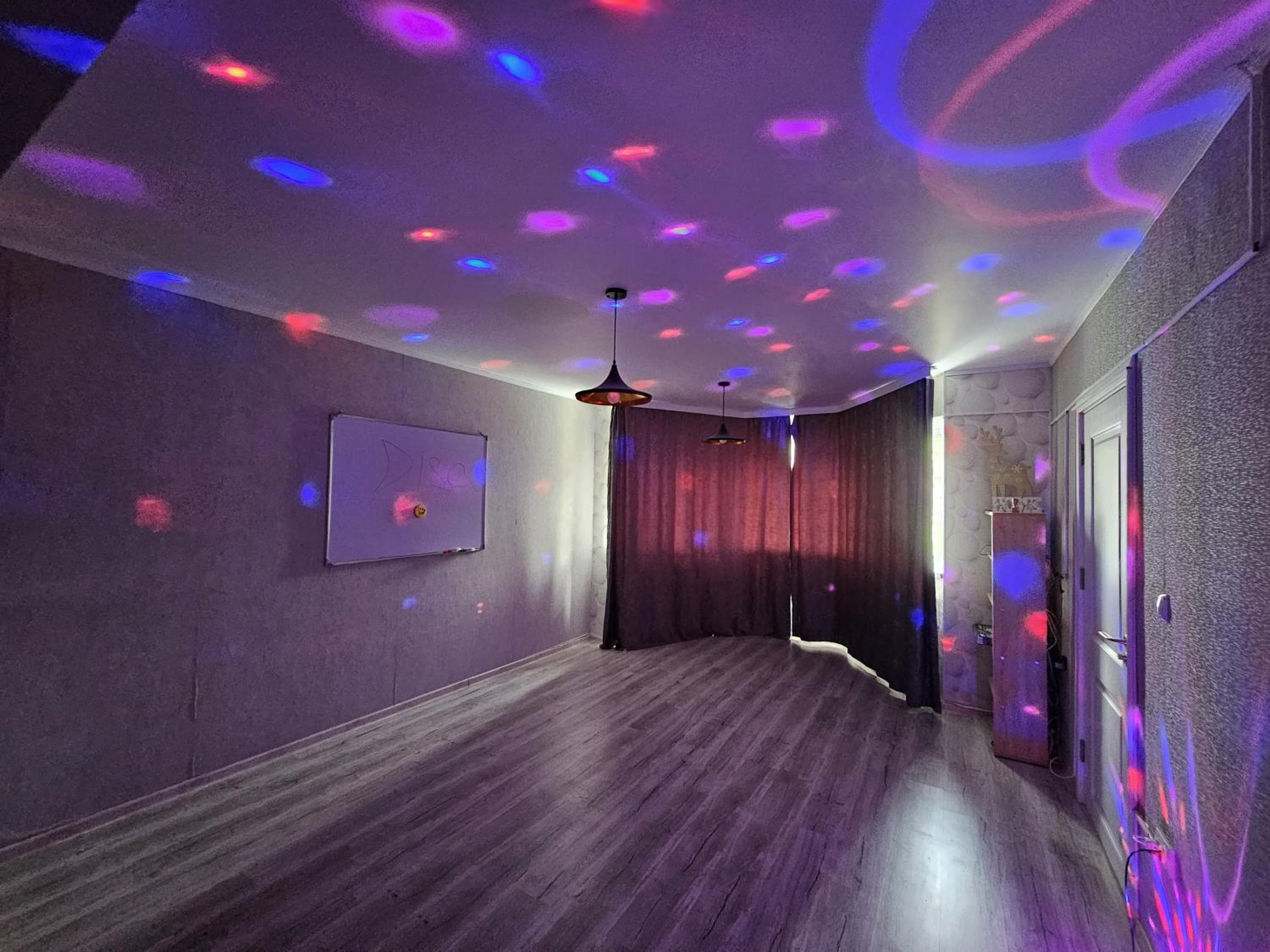Seven-Bedroom House photo 2