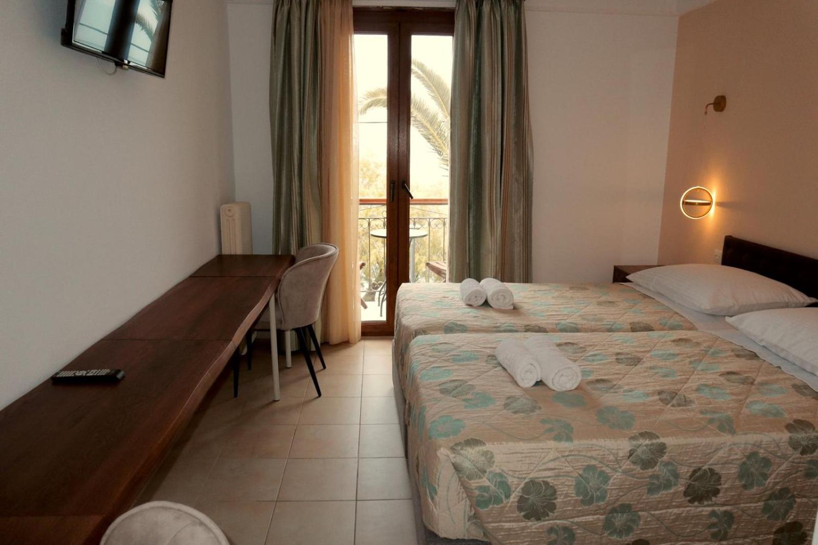 Double Room with Sea View - Photo 1
