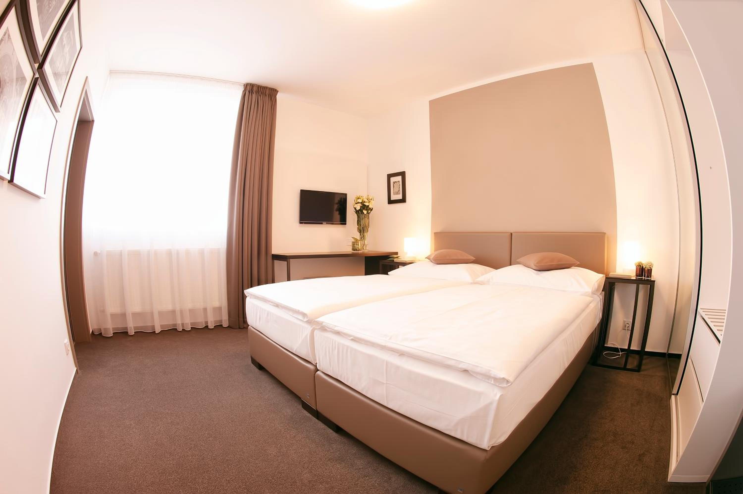 Double Room Ensuite - White