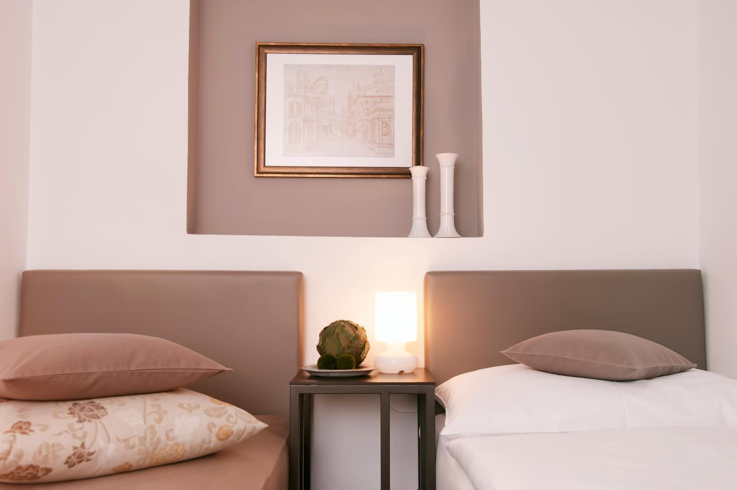 Twin Room Ensuite - Gray 