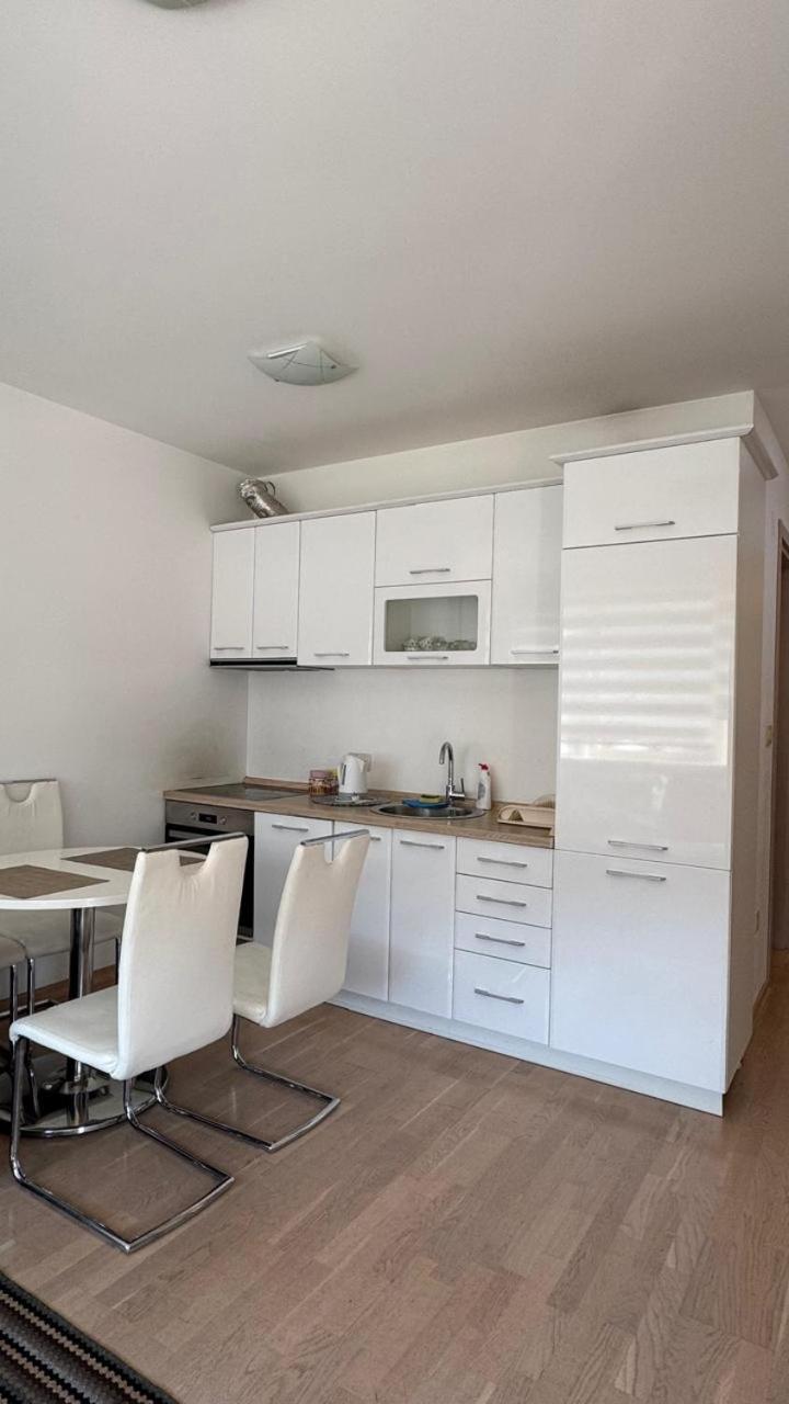 One-Bedroom Apartment with View photo 2