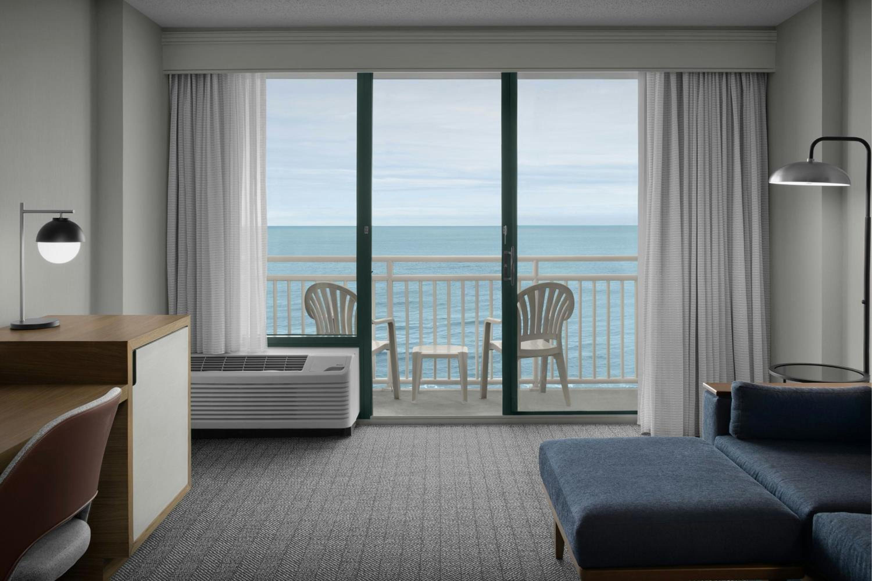 Deluxe King Room with High Floor and Sofa Bed - Photo 3