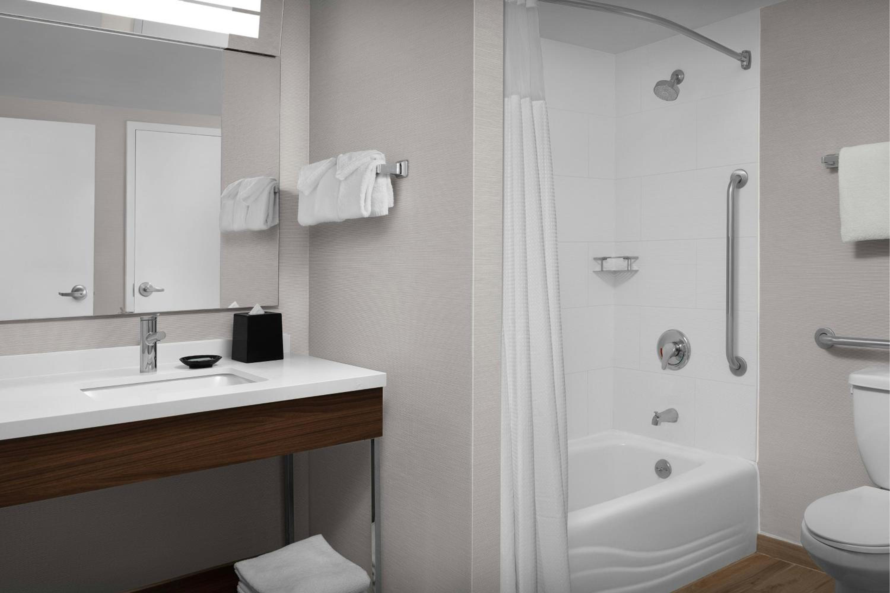 Larger King Suite with Sofa Bed - High Floor - Photo 4