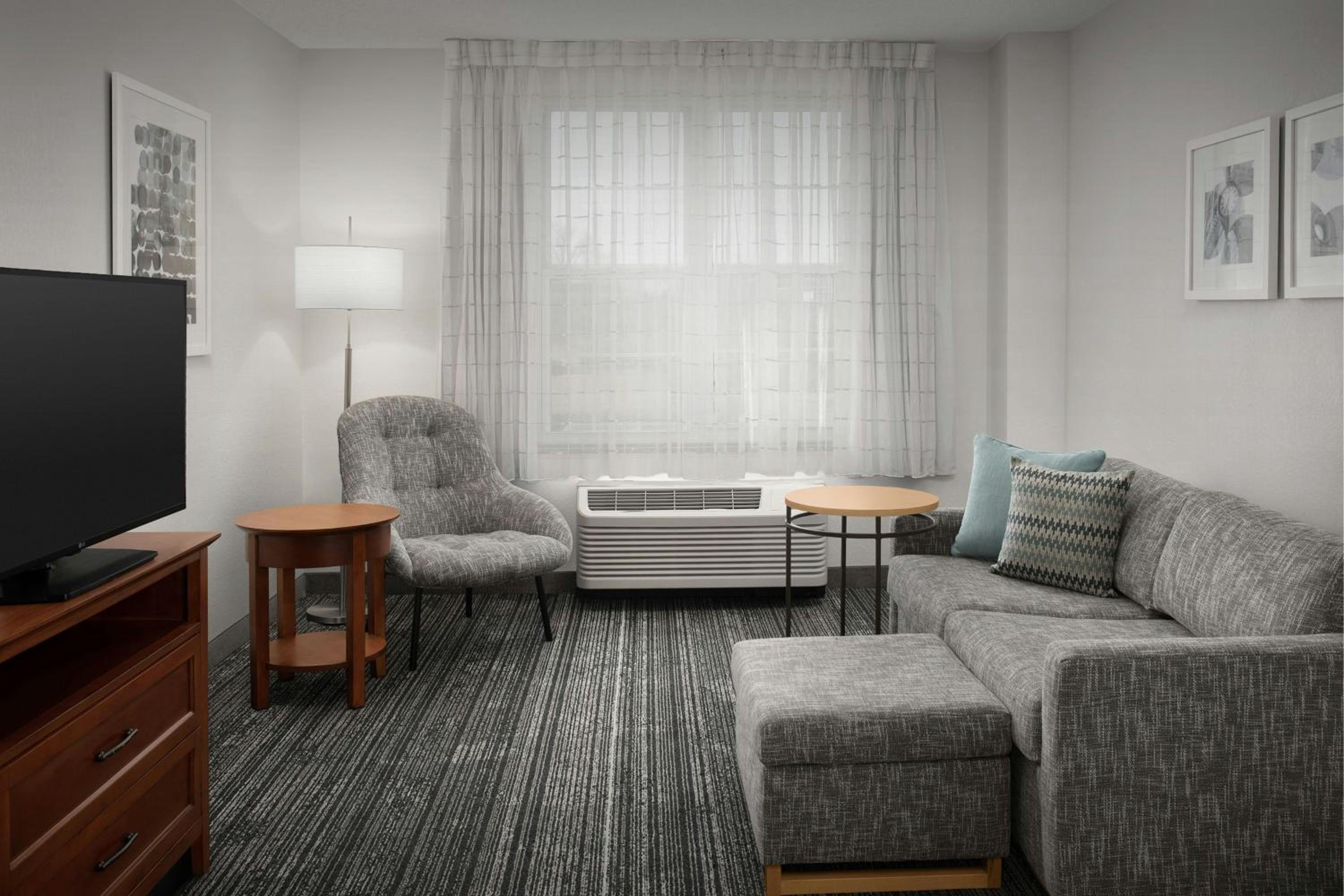 2 Bedroom Suite, Bedroom 1: 1 Queen, Bedroom 2: 1 Queen (Mobility &amp; Hearing Accessible w/ Tub) - Photo 3