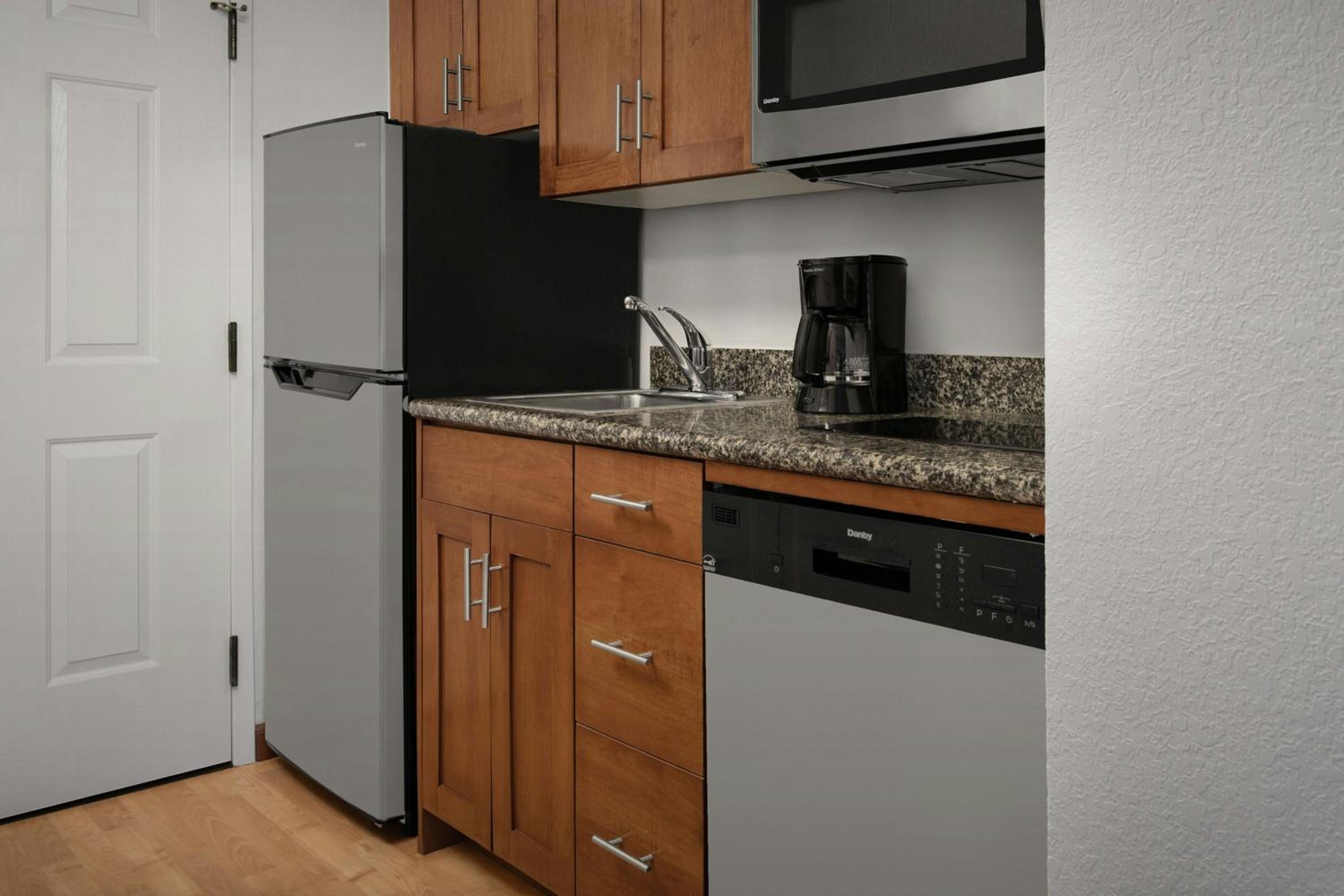 Studio, 1 Queen (Mobility Accessible w/ Roll-in Shower) - Photo 3