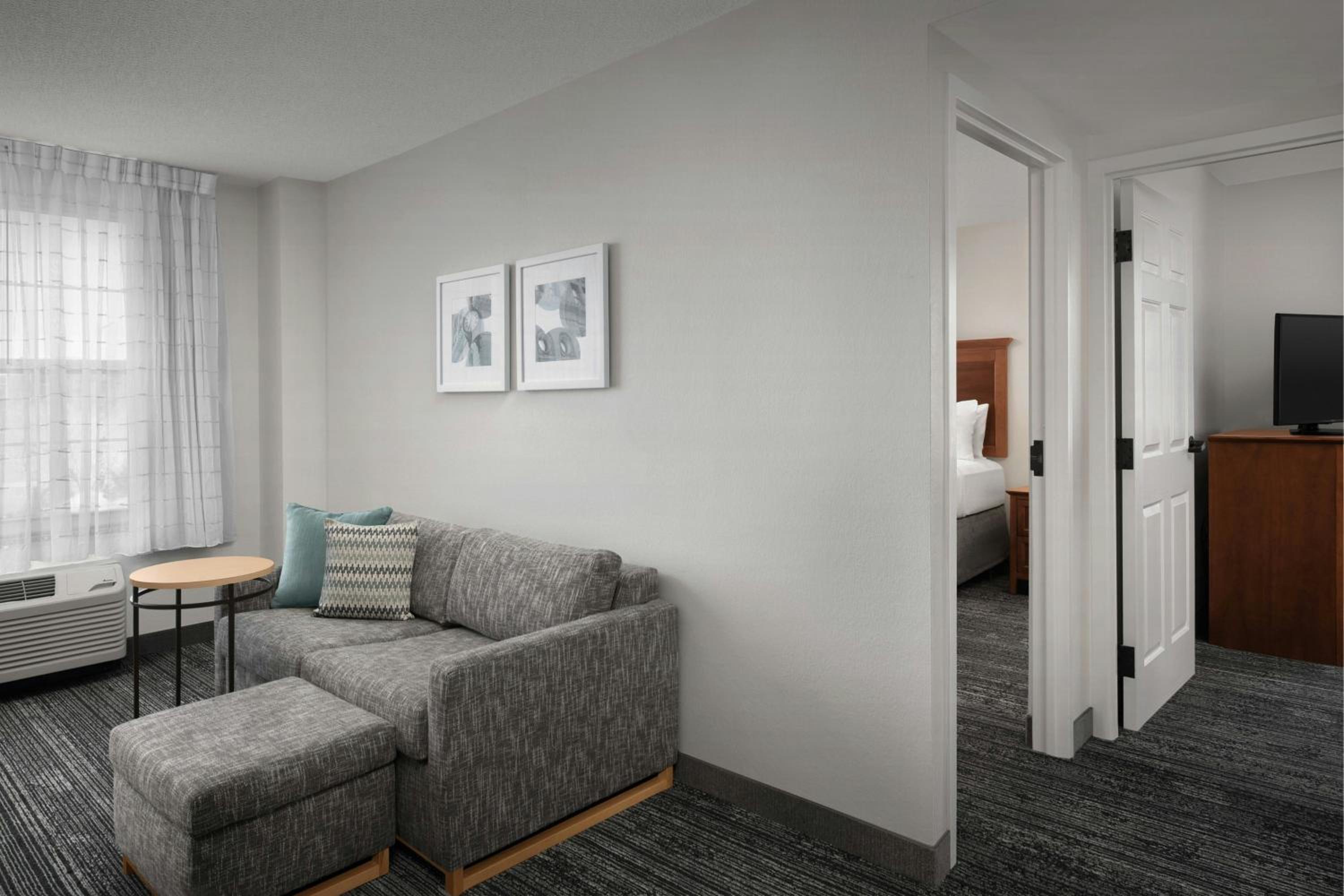 2 Bedroom Suite, Bedroom 1: 1 Queen, Bedroom 2: 1 Queen (Mobility &amp; Hearing Accessible w/ Tub) - Photo 1