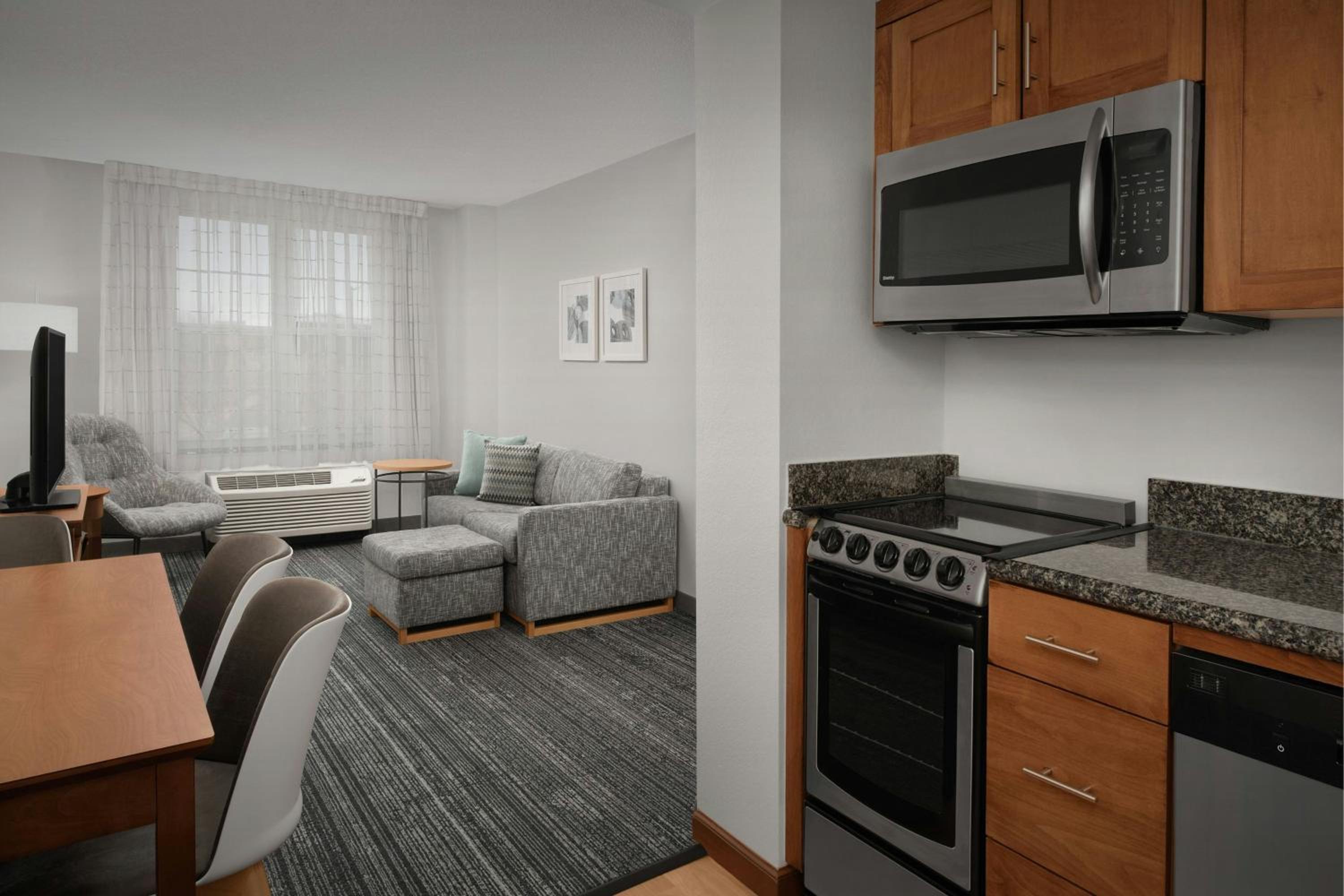 2 Bedroom Suite, Bedroom 1: 1 Queen, Bedroom 2: 1 Queen (Mobility &amp; Hearing Accessible w/ Tub) - Photo 2