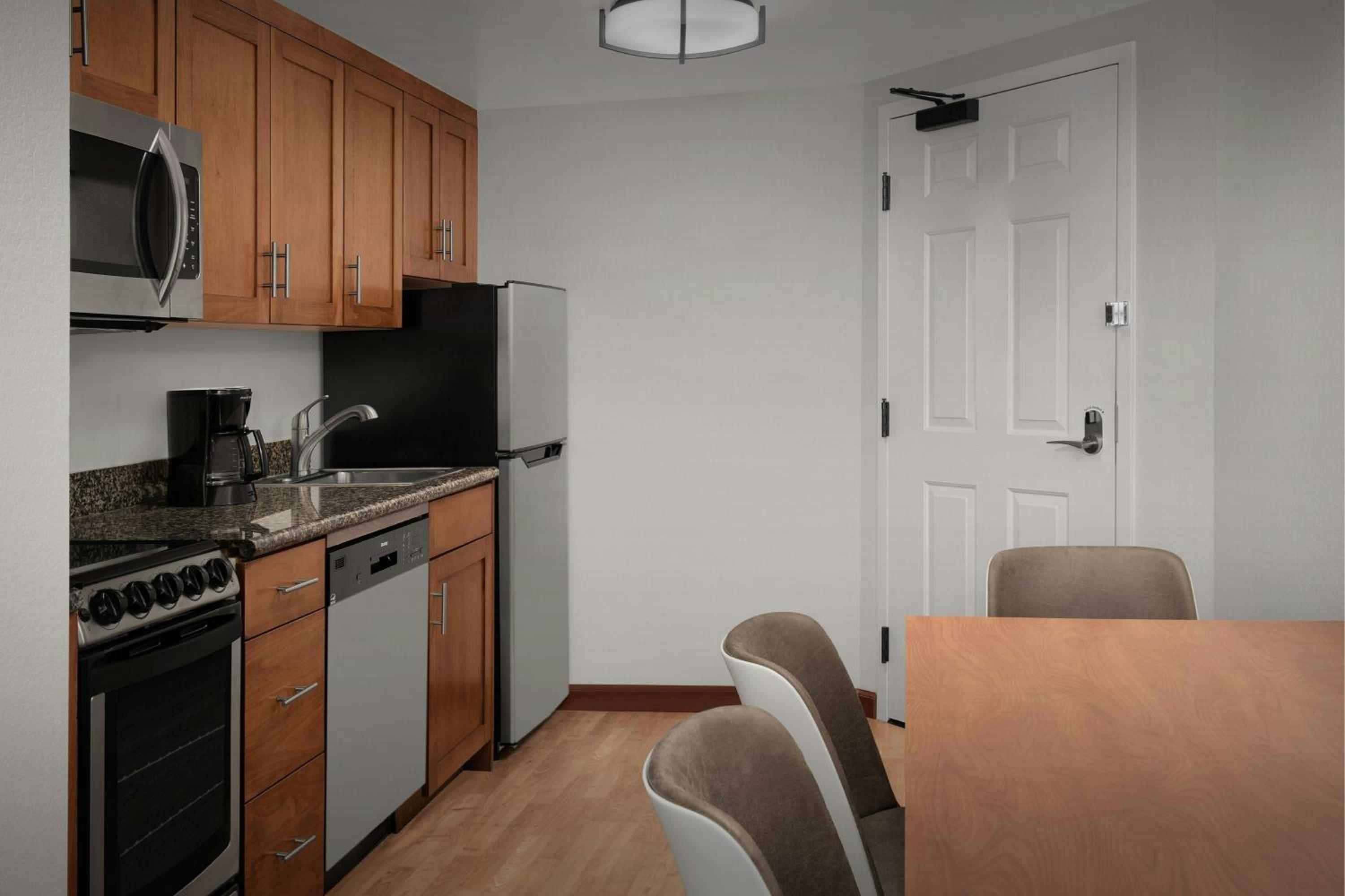 2 Bedroom Suite, Bedroom 1: 1 Queen, Bedroom 2: 1 Queen (Mobility &amp; Hearing Accessible w/ Tub) - Photo 4