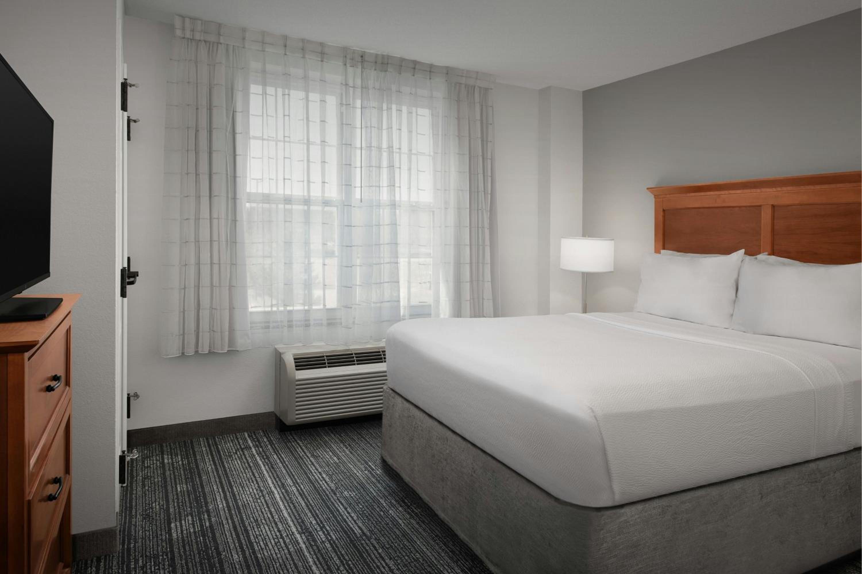 2 Bedroom Suite, Bedroom 1: 1 Queen, Bedroom 2: 1 Queen (Mobility &amp; Hearing Accessible w/ Tub) - Photo 5