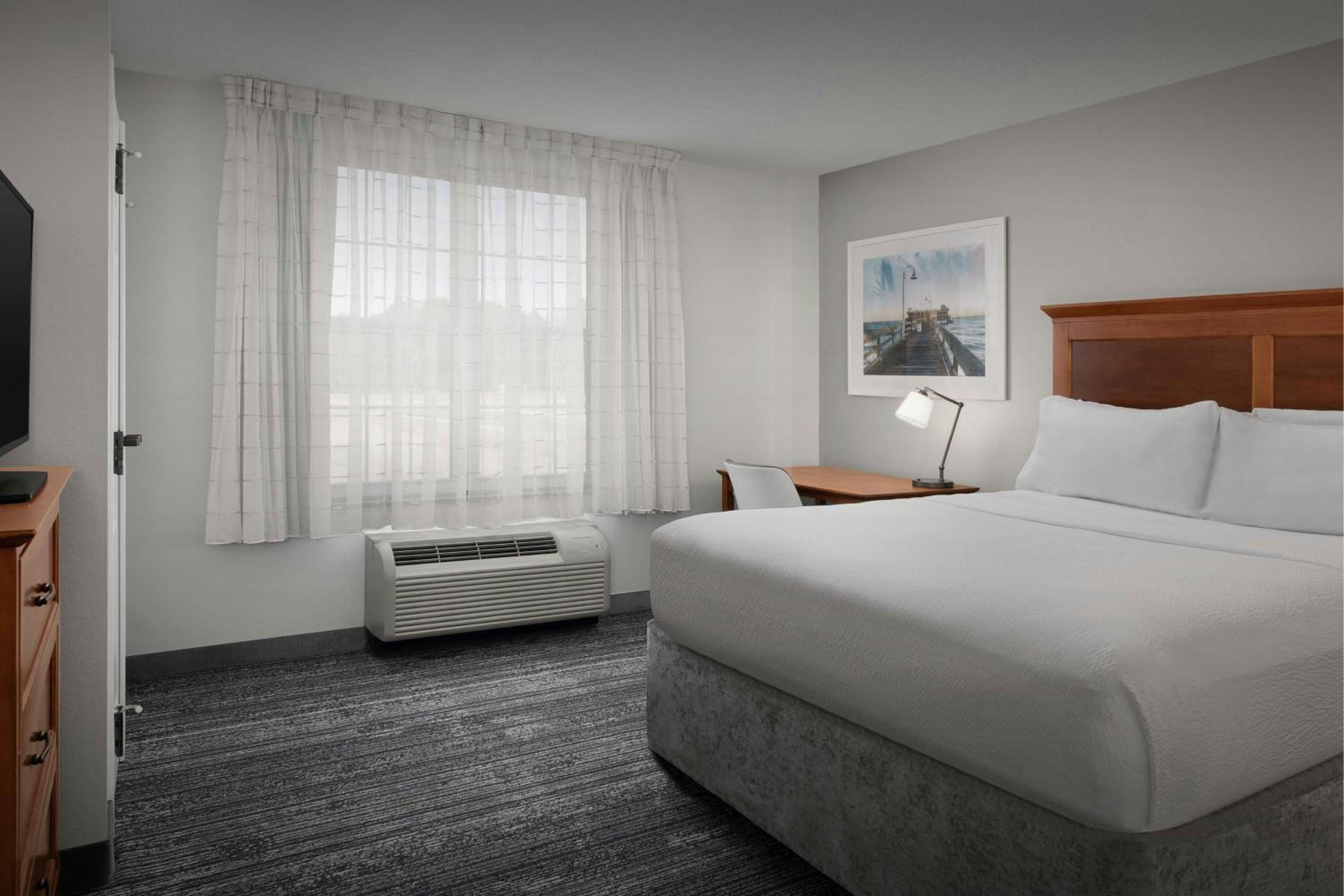 2 Bedroom Suite, Bedroom 1: 1 Queen, Bedroom 2: 1 Queen (Mobility &amp; Hearing Accessible w/ Tub) - Photo 6