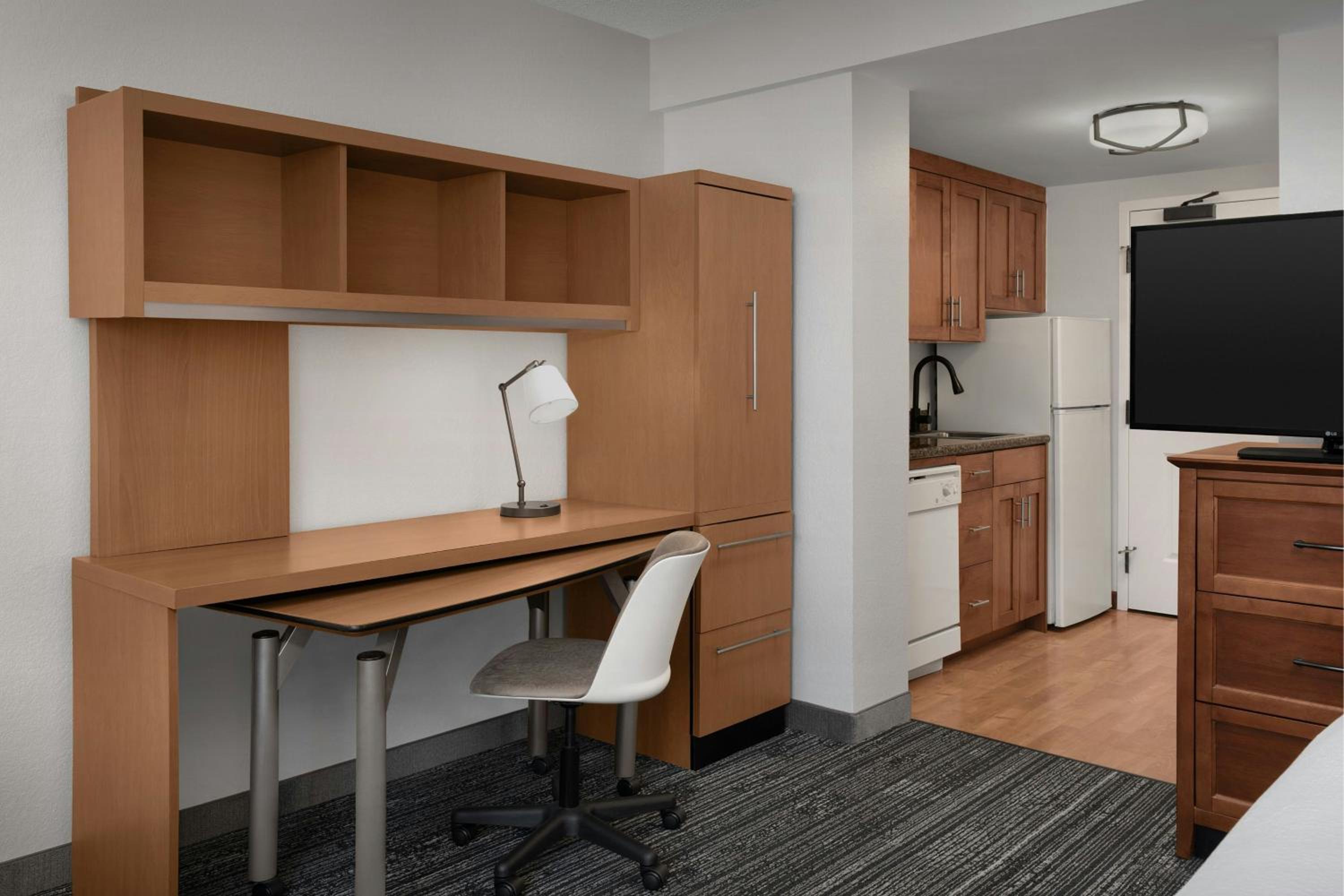 Studio, 1 Queen (Mobility Accessible w/ Roll-in Shower) - Photo 1