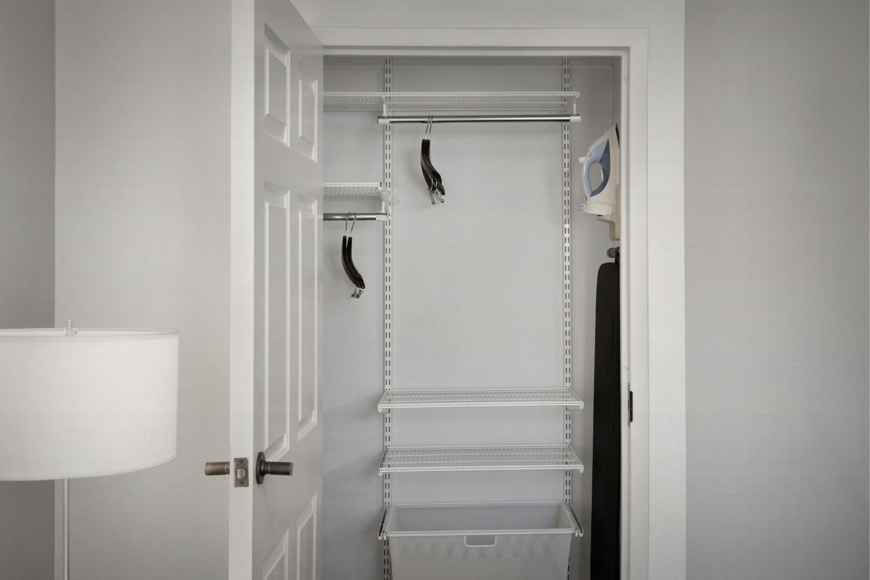 2 Bedroom Suite, Bedroom 1: 1 Queen, Bedroom 2: 1 Queen (Mobility &amp; Hearing Accessible w/ Tub) - Photo 8