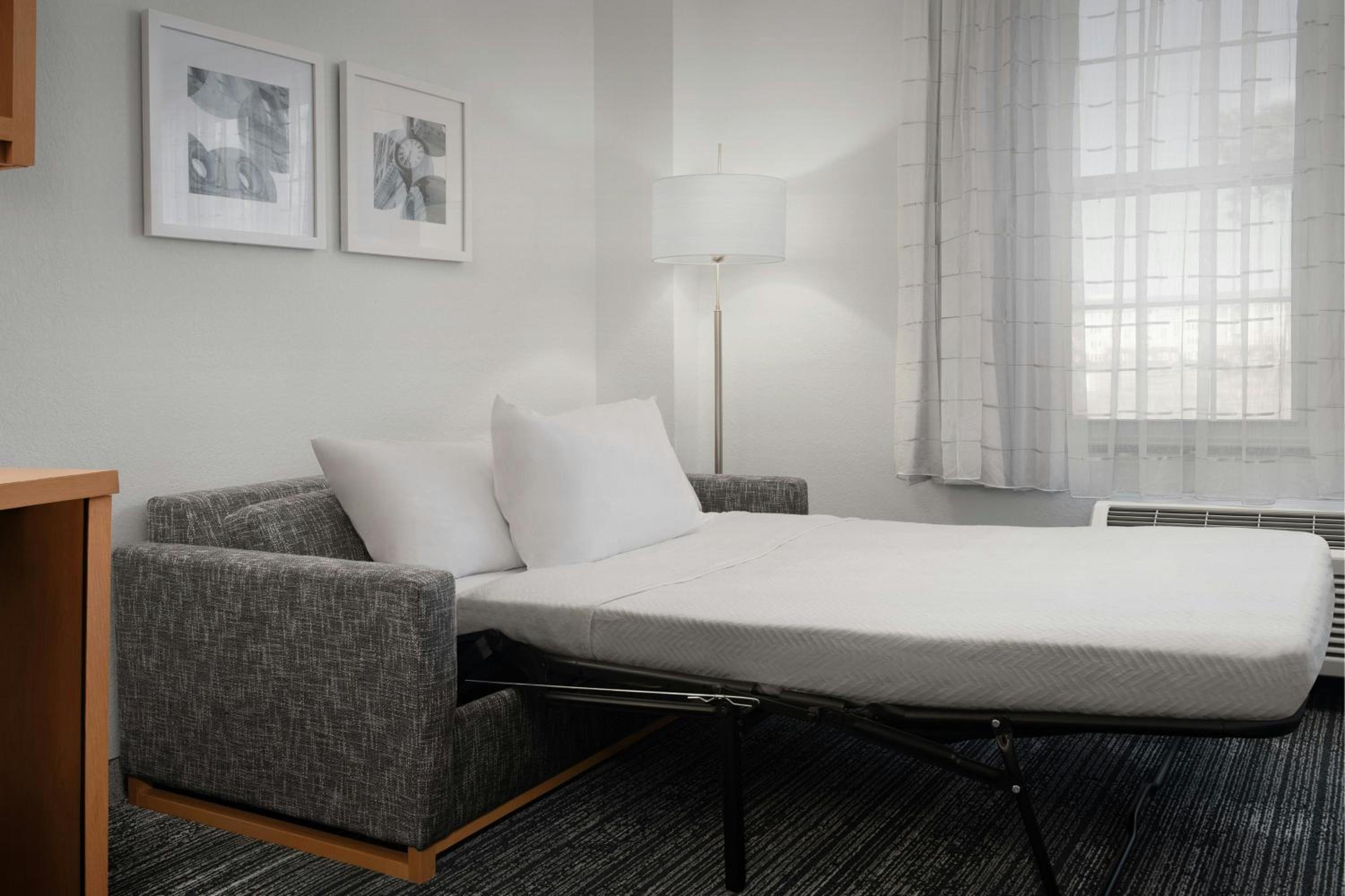 2 Bedroom Suite, Bedroom 1: 1 Queen, Bedroom 2: 1 Queen (Mobility &amp; Hearing Accessible w/ Tub) - Photo 7