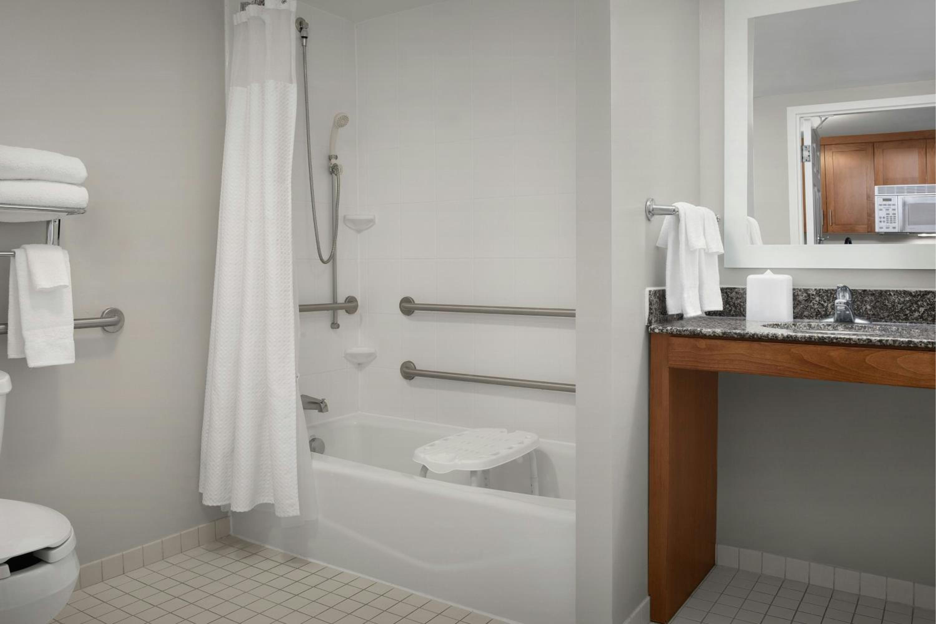 2 Bedroom Suite, Bedroom 1: 1 Queen, Bedroom 2: 1 Queen (Mobility &amp; Hearing Accessible w/ Tub) - Photo 10