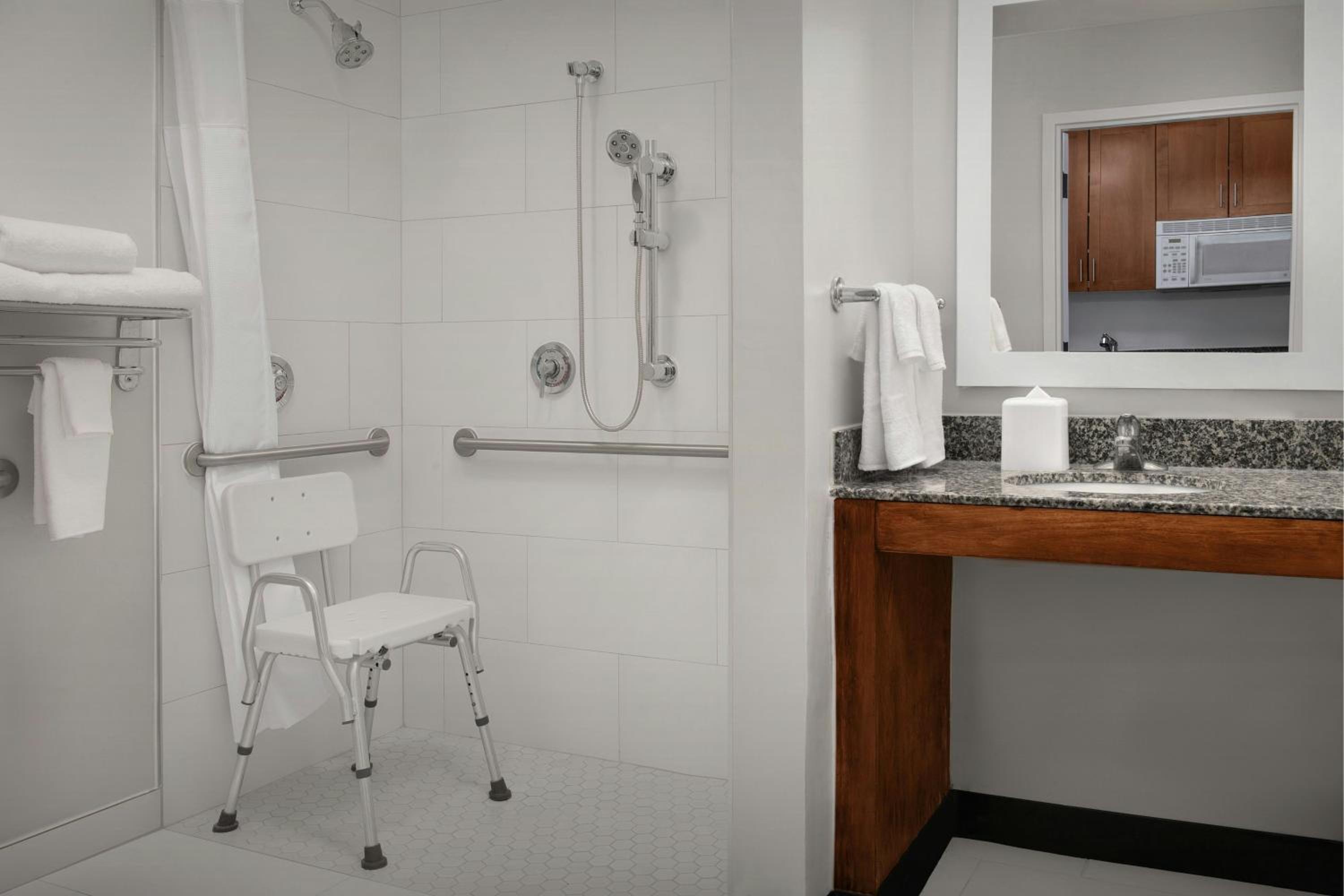 Studio, 1 Queen (Mobility Accessible w/ Roll-in Shower) - Photo 5