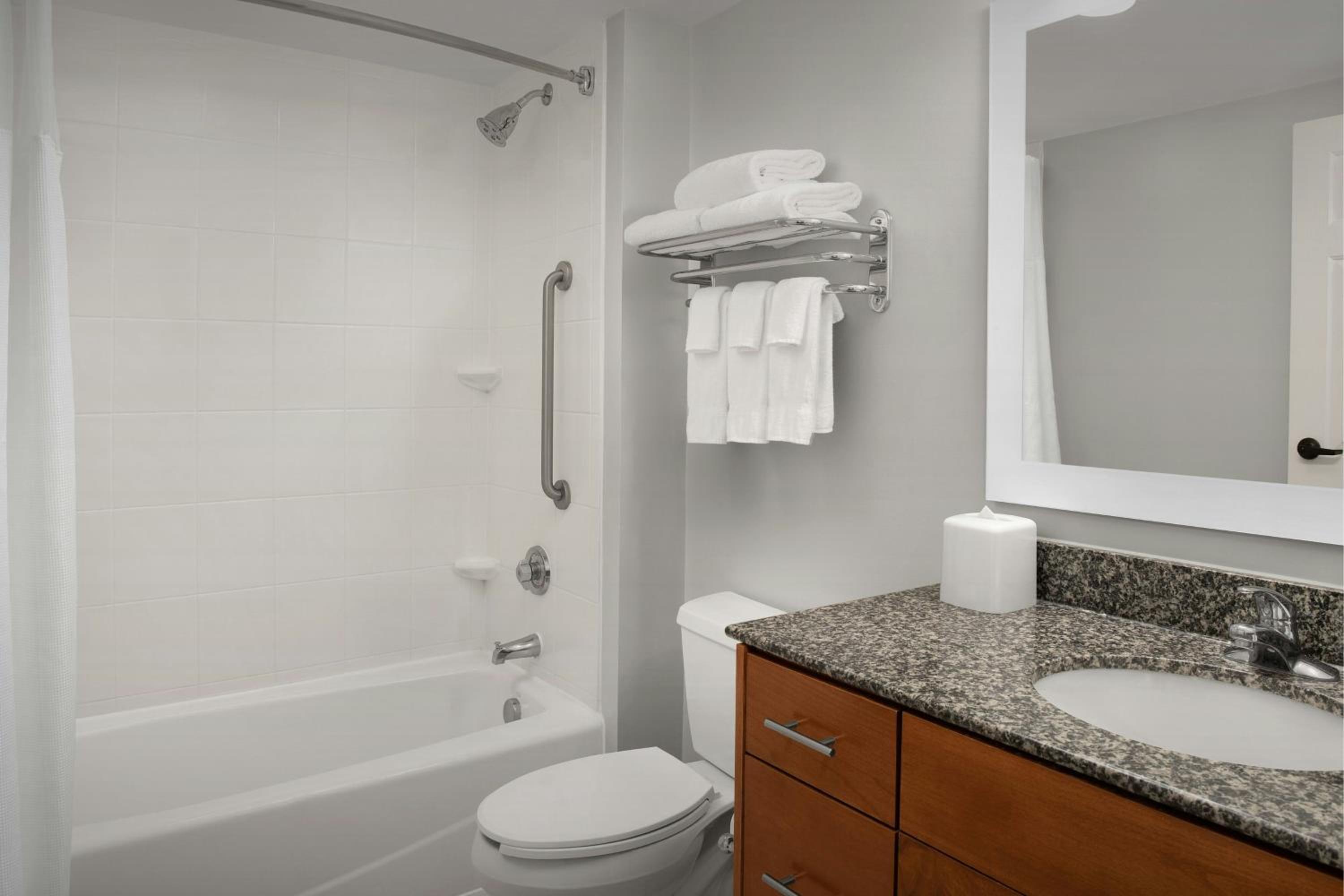 2 Bedroom Suite, Bedroom 1: 1 Queen, Bedroom 2: 1 Queen (Mobility &amp; Hearing Accessible w/ Tub) - Photo 9