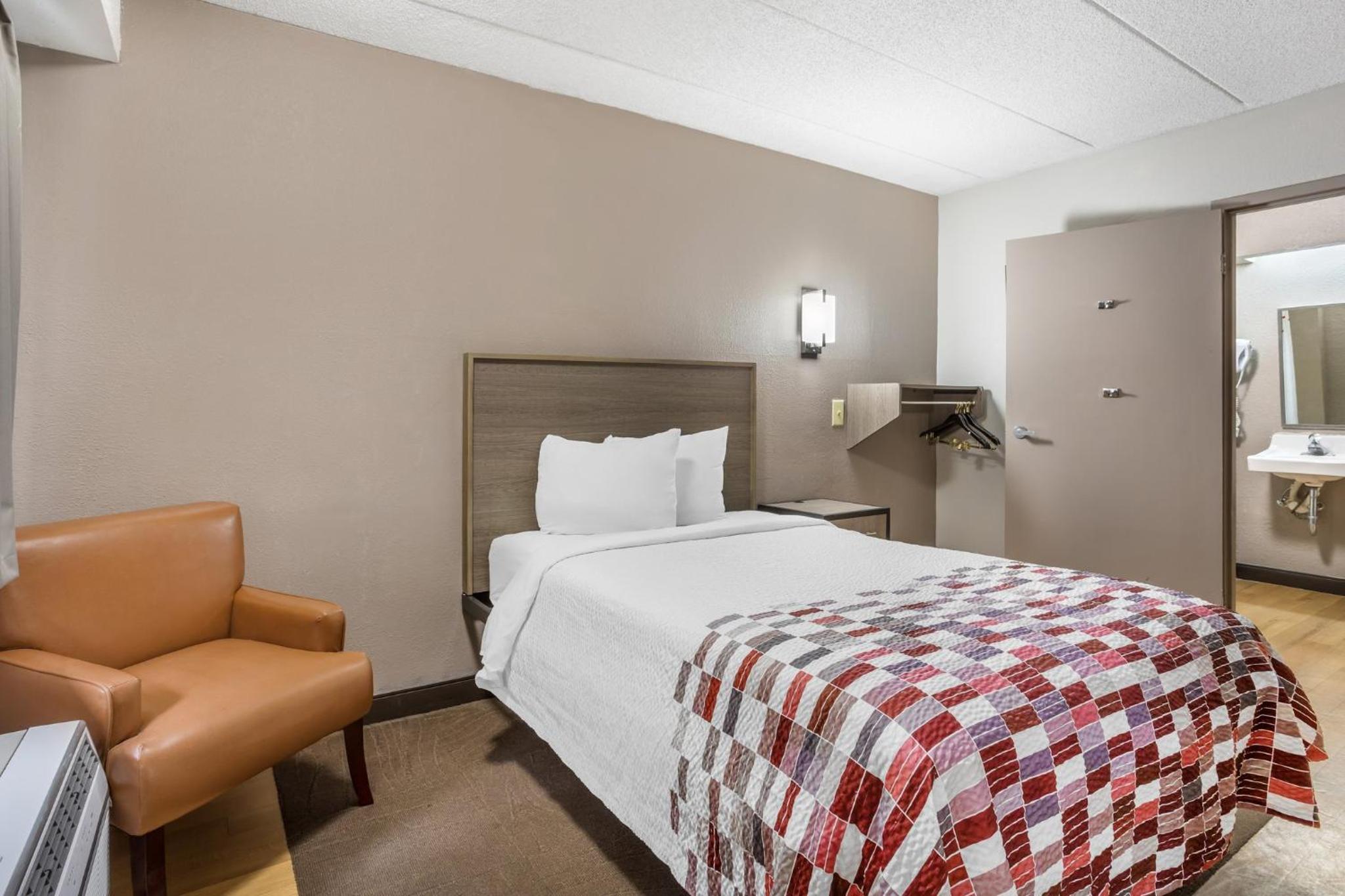 Deluxe King Room Disability Access Smoke Free photo 1