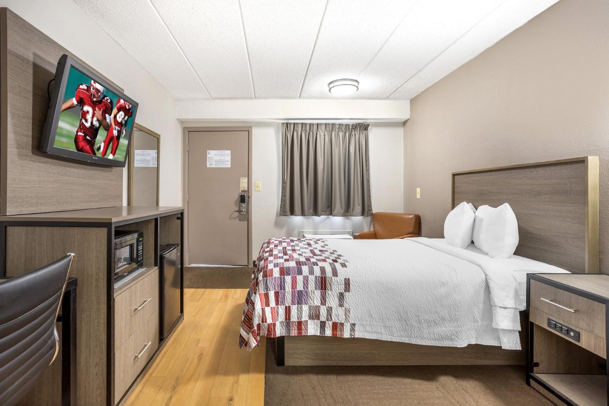 Deluxe King Room Disability Access Smoke Free photo 2