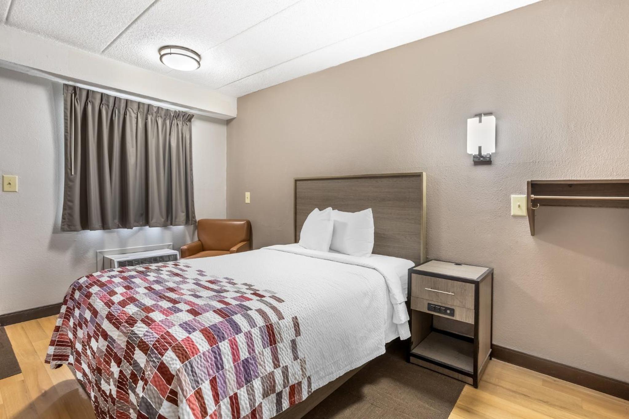 Deluxe King Room Disability Access Smoke Free photo 3