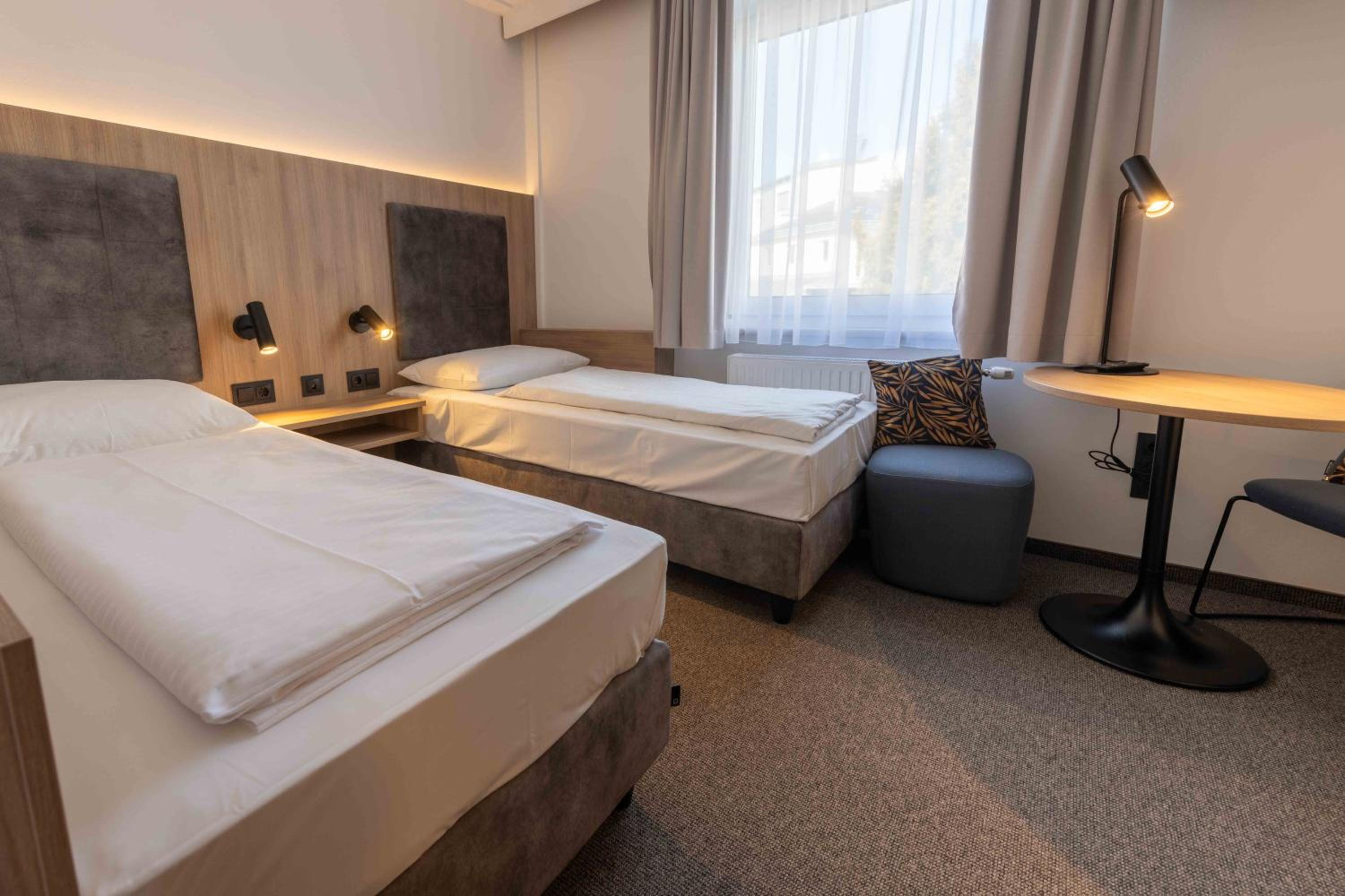 Standard Double Room with separate beds - Photo 2