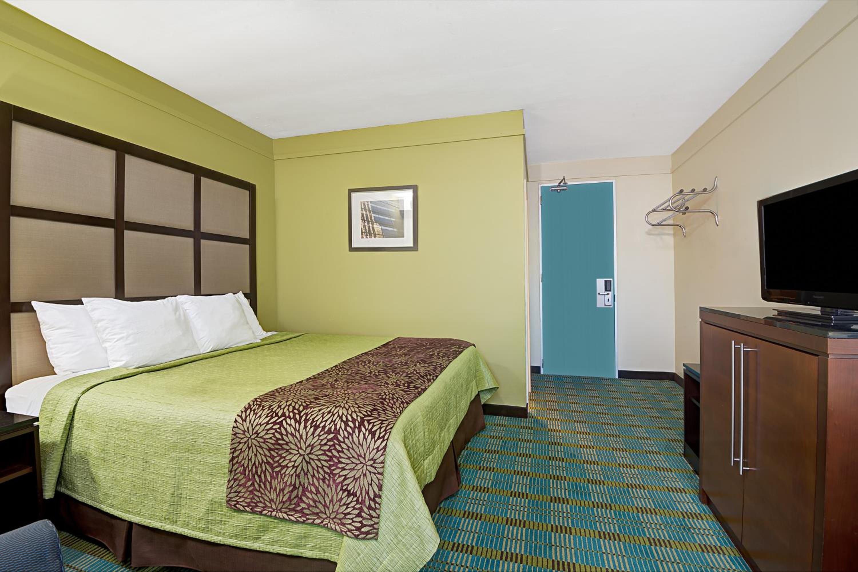 King Room - Non-Smoking - Photo 2