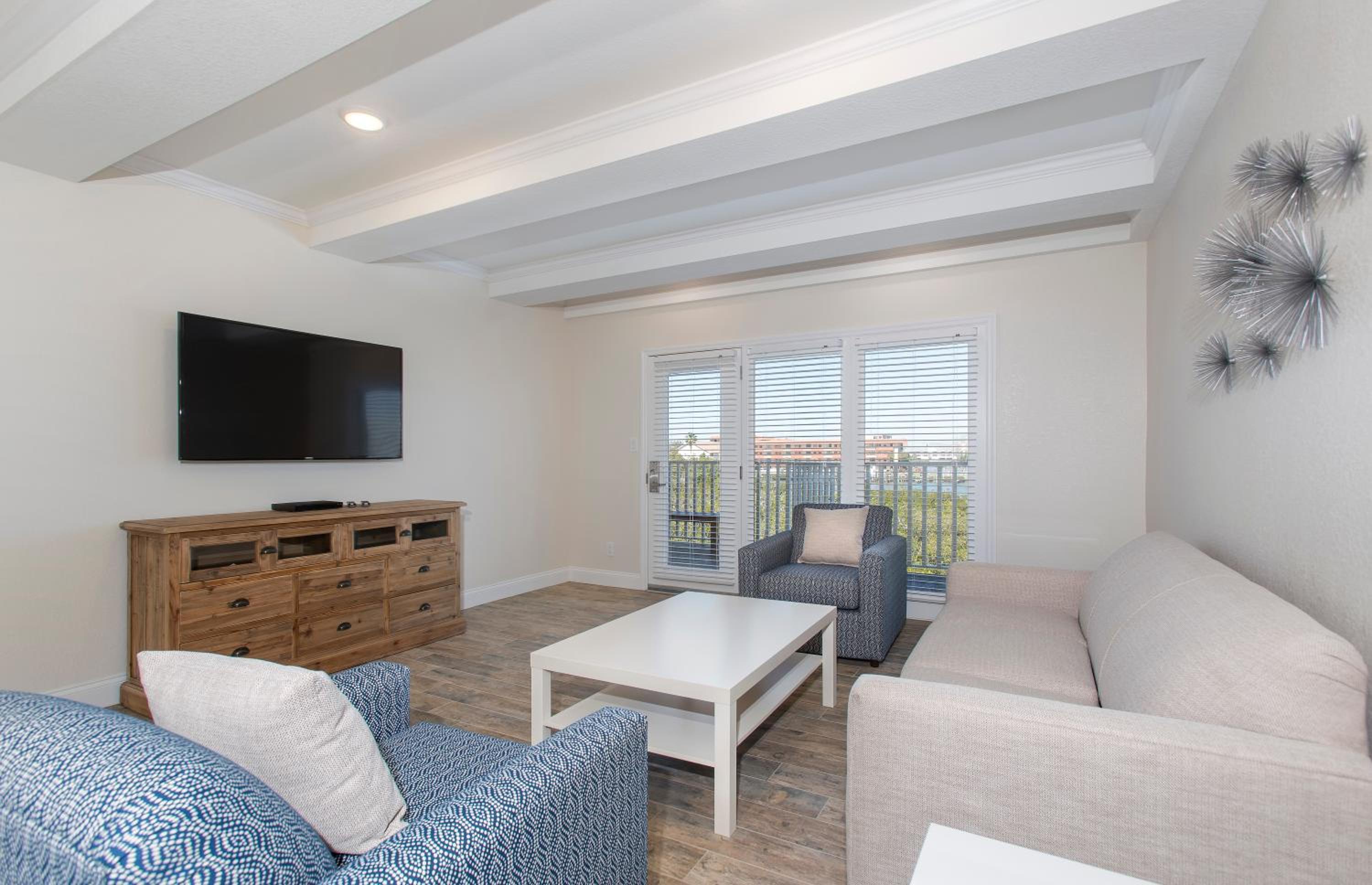 One-Bedroom Suite - Photo 3