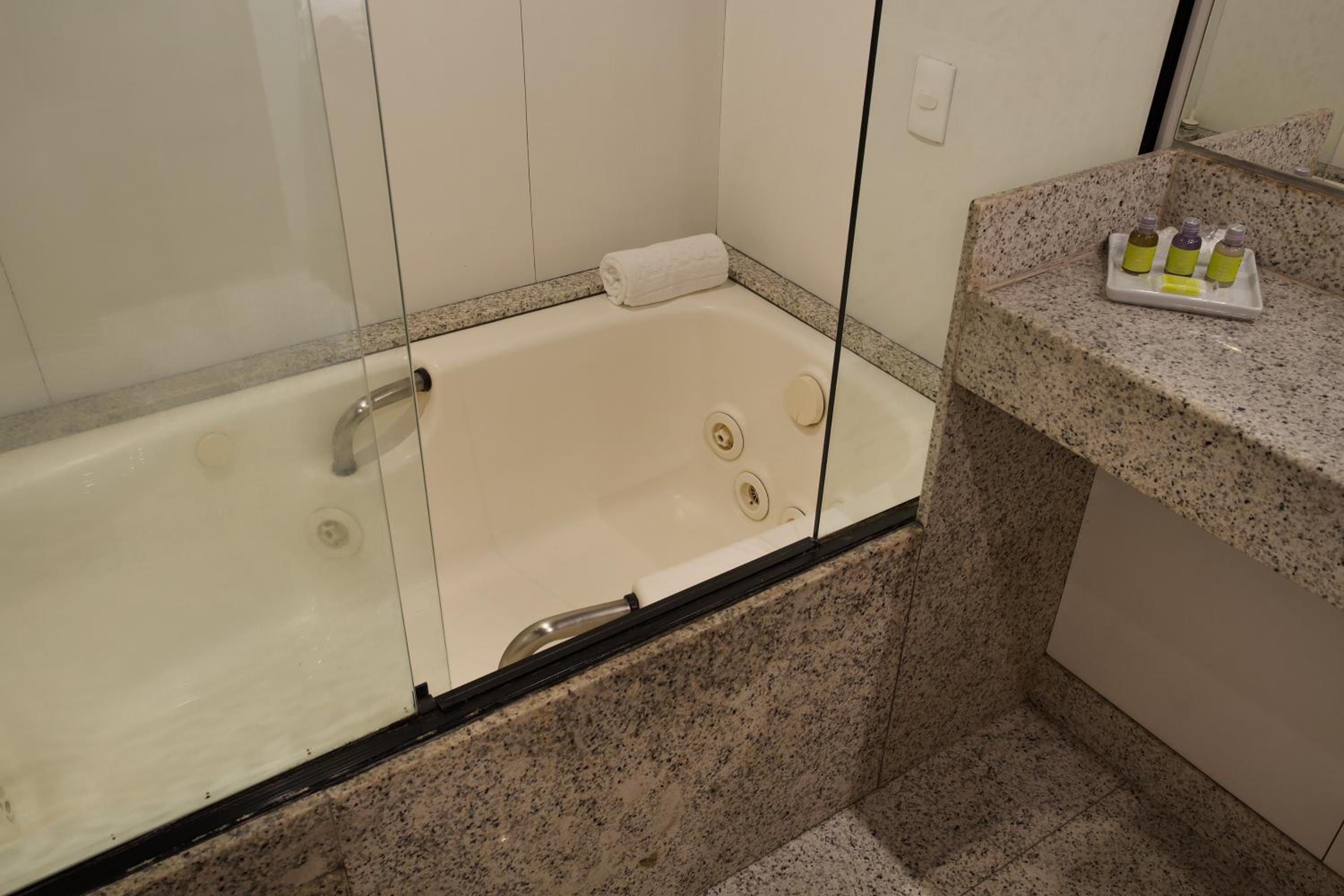 Deluxe Double or Twin Room with Spa Bath photo 2