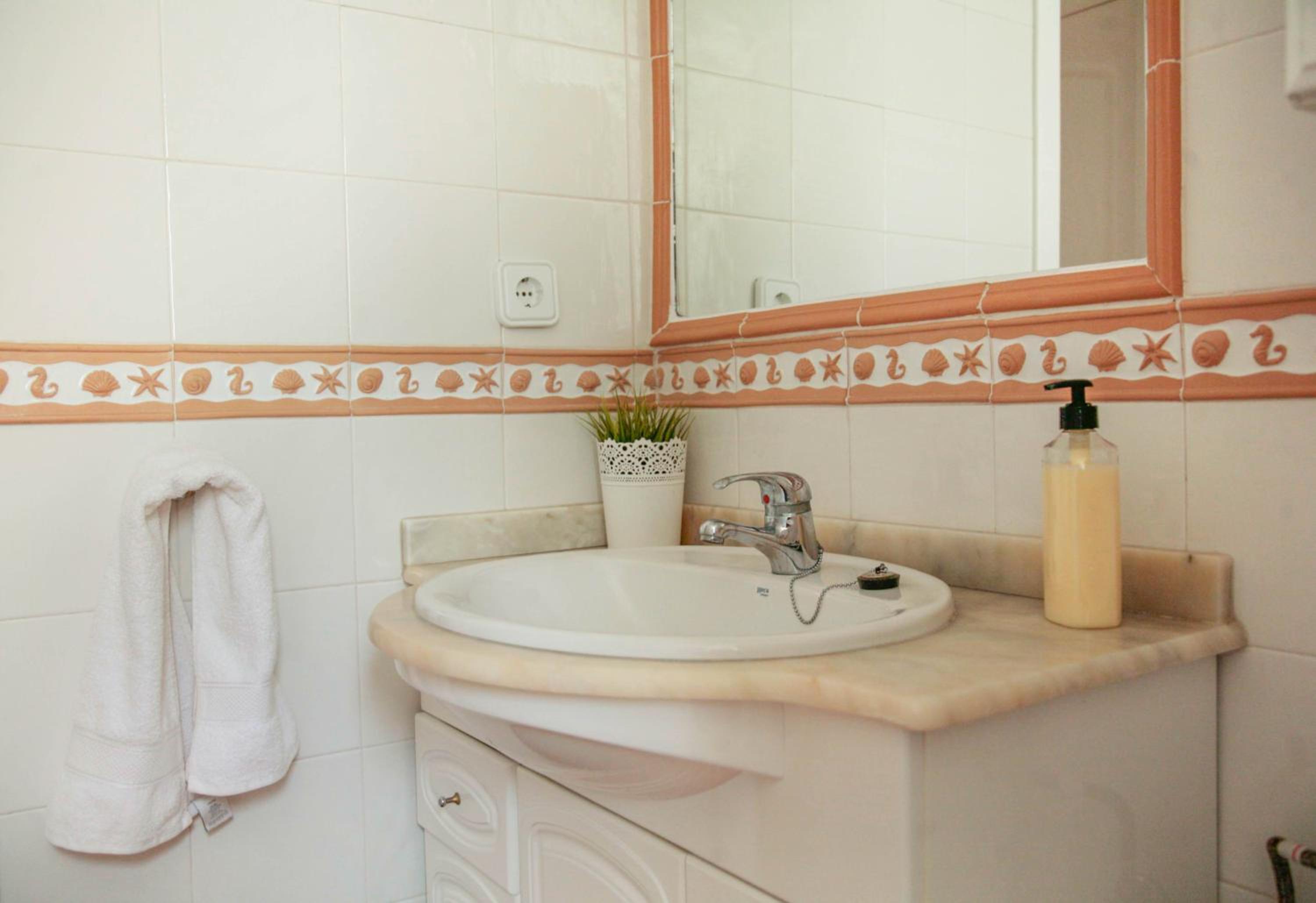 Twin Room with Shared Bathroom photo 3