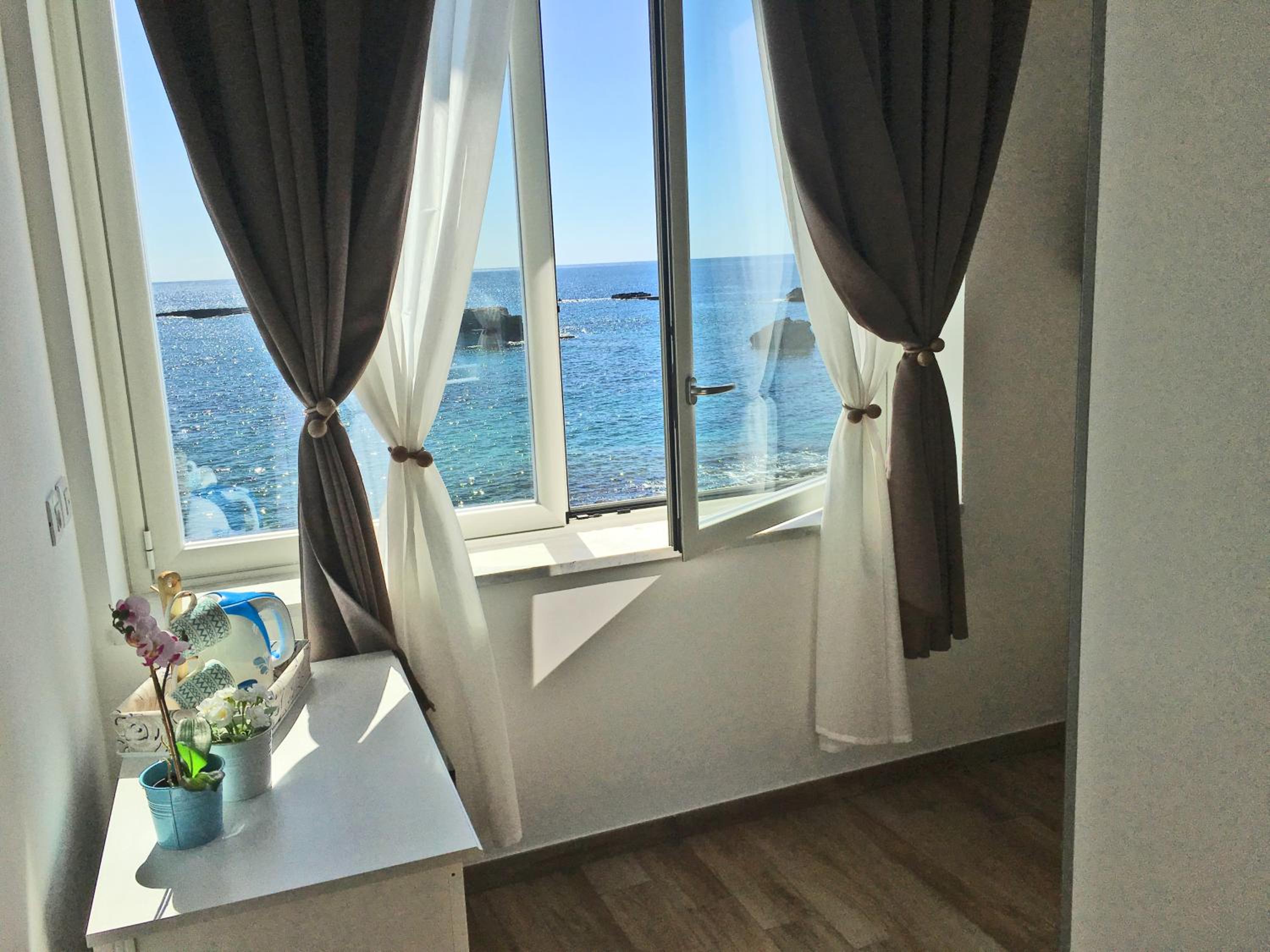 Queen Room with Sea View - Photo 6