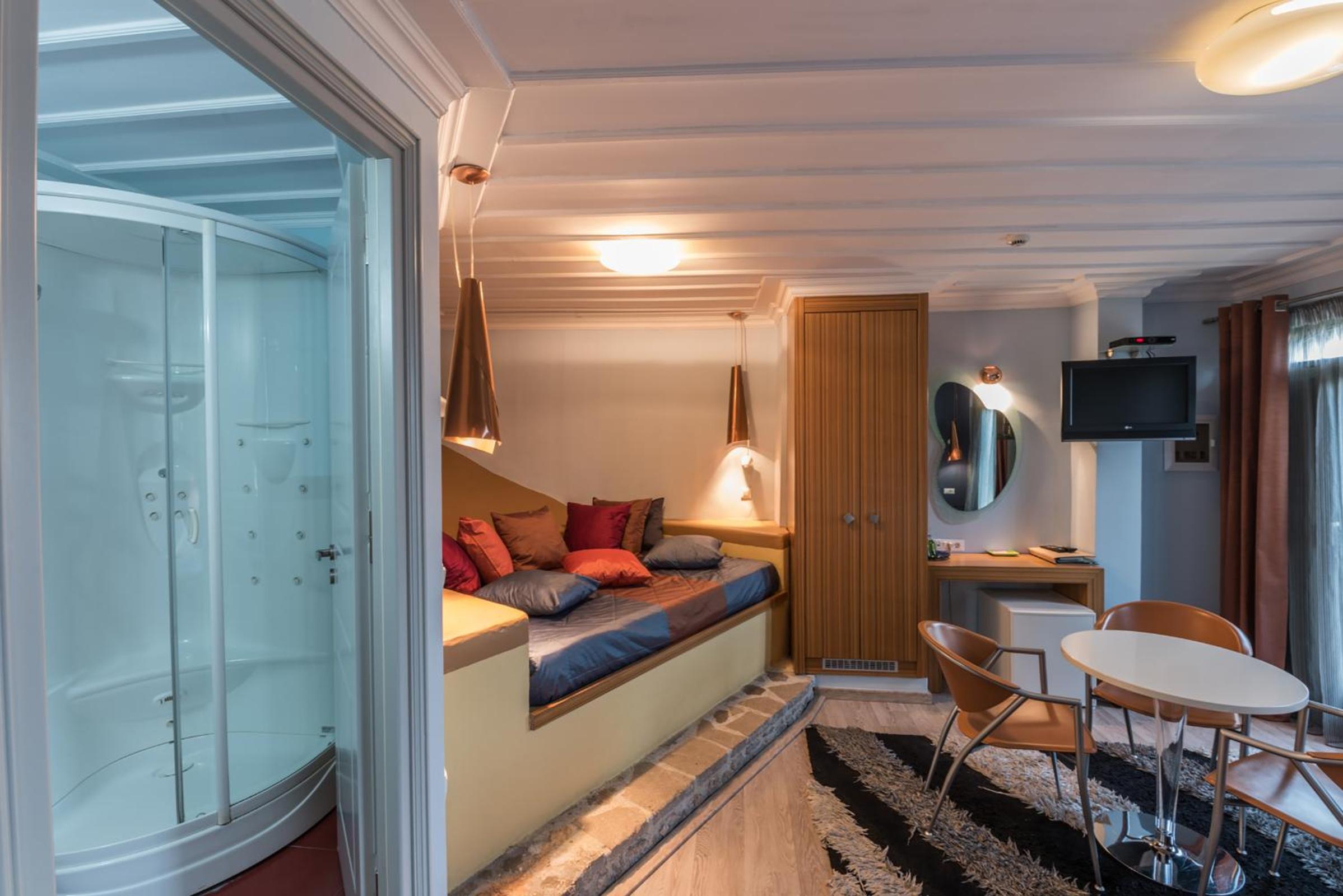 Standard Double Room - Photo 16