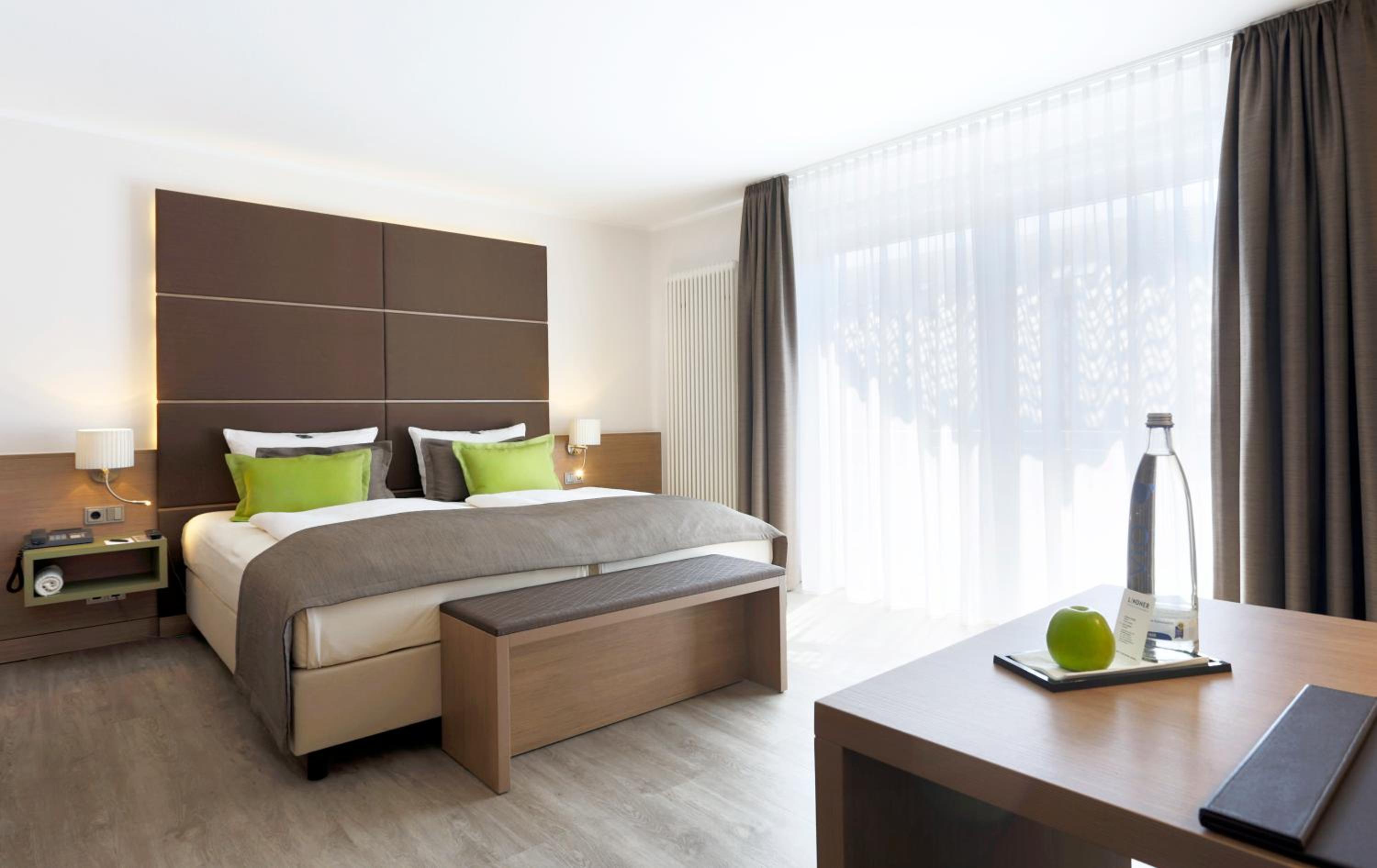 Premium King Room - Photo 12