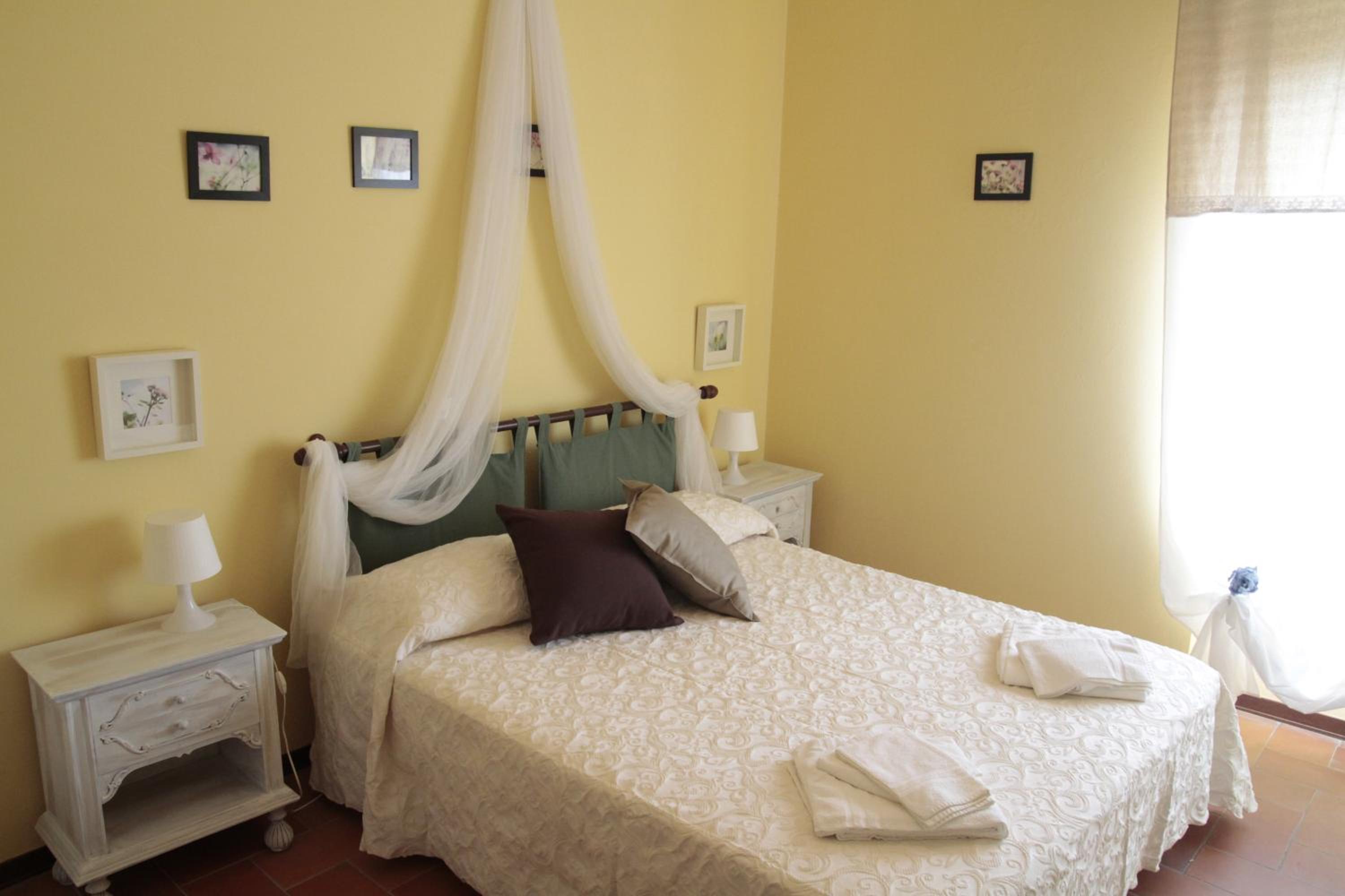 One-Bedroom Apartment - Photo 1