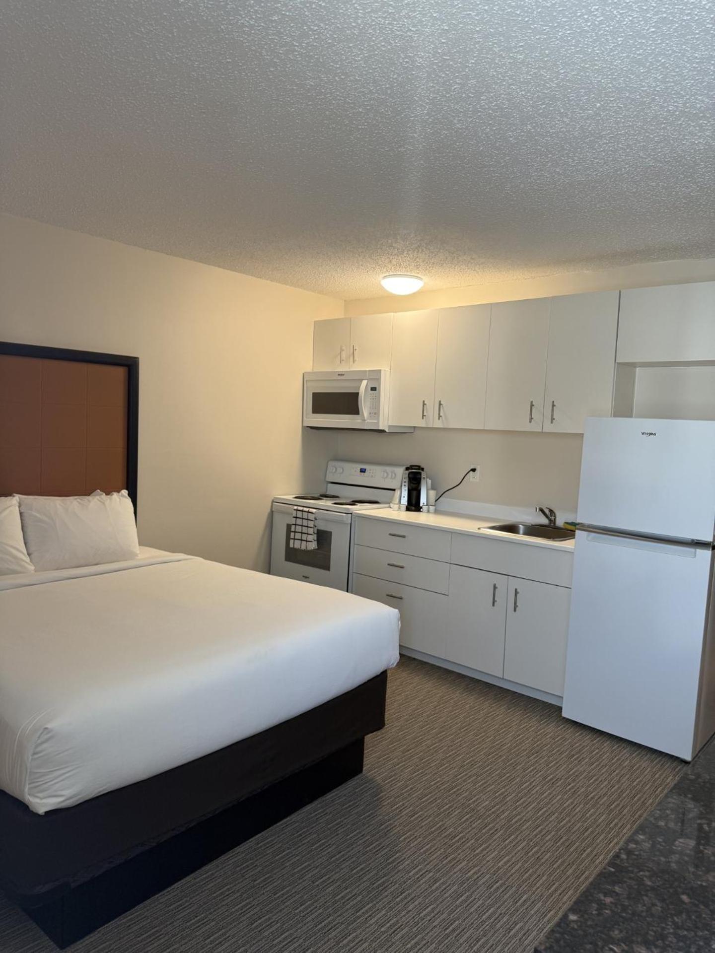 Deluxe Queen Suite photo 1