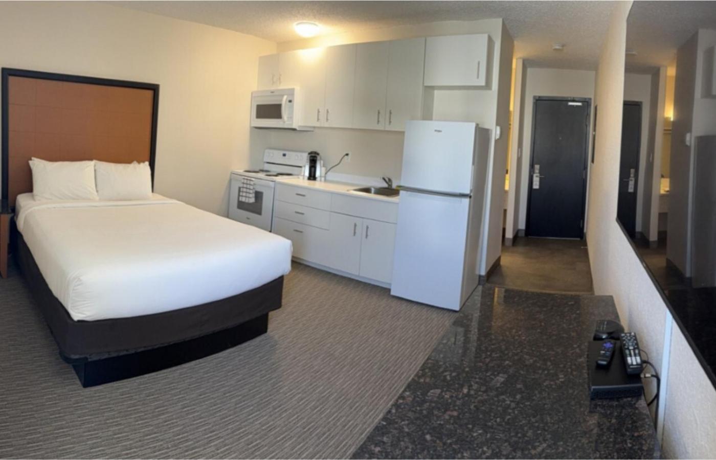 Deluxe Queen Suite photo 3