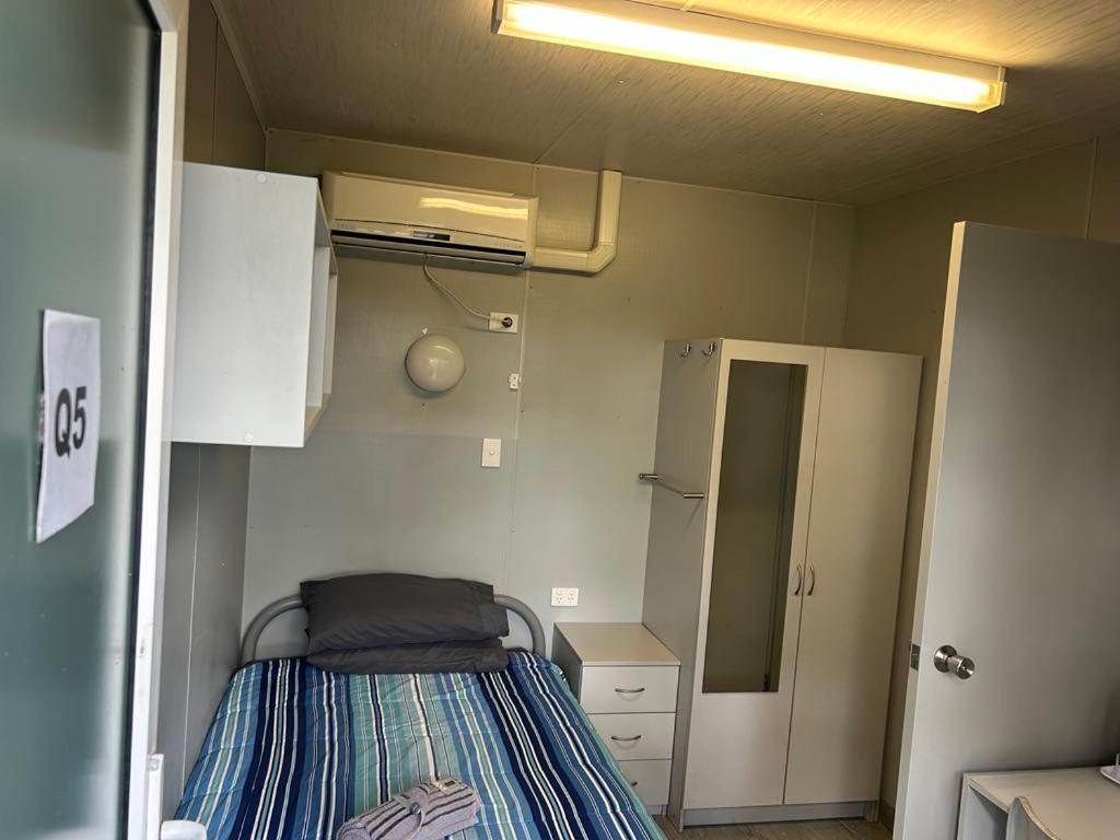 Single Room with Bathroom photo 2
